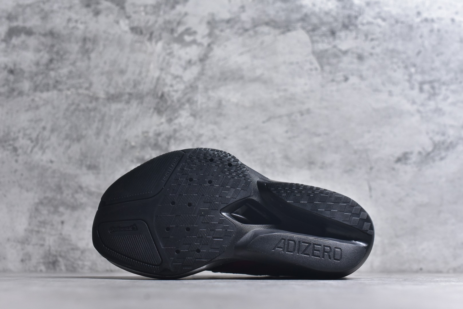 图片[6]-#adidas Adizero Prime X 3.0 Strung 舒适防滑耐磨 低帮 长跑短跑跑步鞋 男女同款 这款adidas Adizero Prime X3跑步鞋集结诸多创新技术，打造出活力满满的竞速利器，力求助你刷新个人纪录。精心打造的Strung鞋面为双脚带来结构感，三层式Lightstrike中底则增添了舒适度。采用碳板与ENERGYRODS 2.0仿跖骨碳柱，感受活力步步迸发，伴你畅快跃步向前。鞋头处含Continental™马牌橡胶，助力自信蹬地。黑红 KJ6946 尺码：36 37 38 39 40 41 42 43 44 45 （无半码）-选品中心