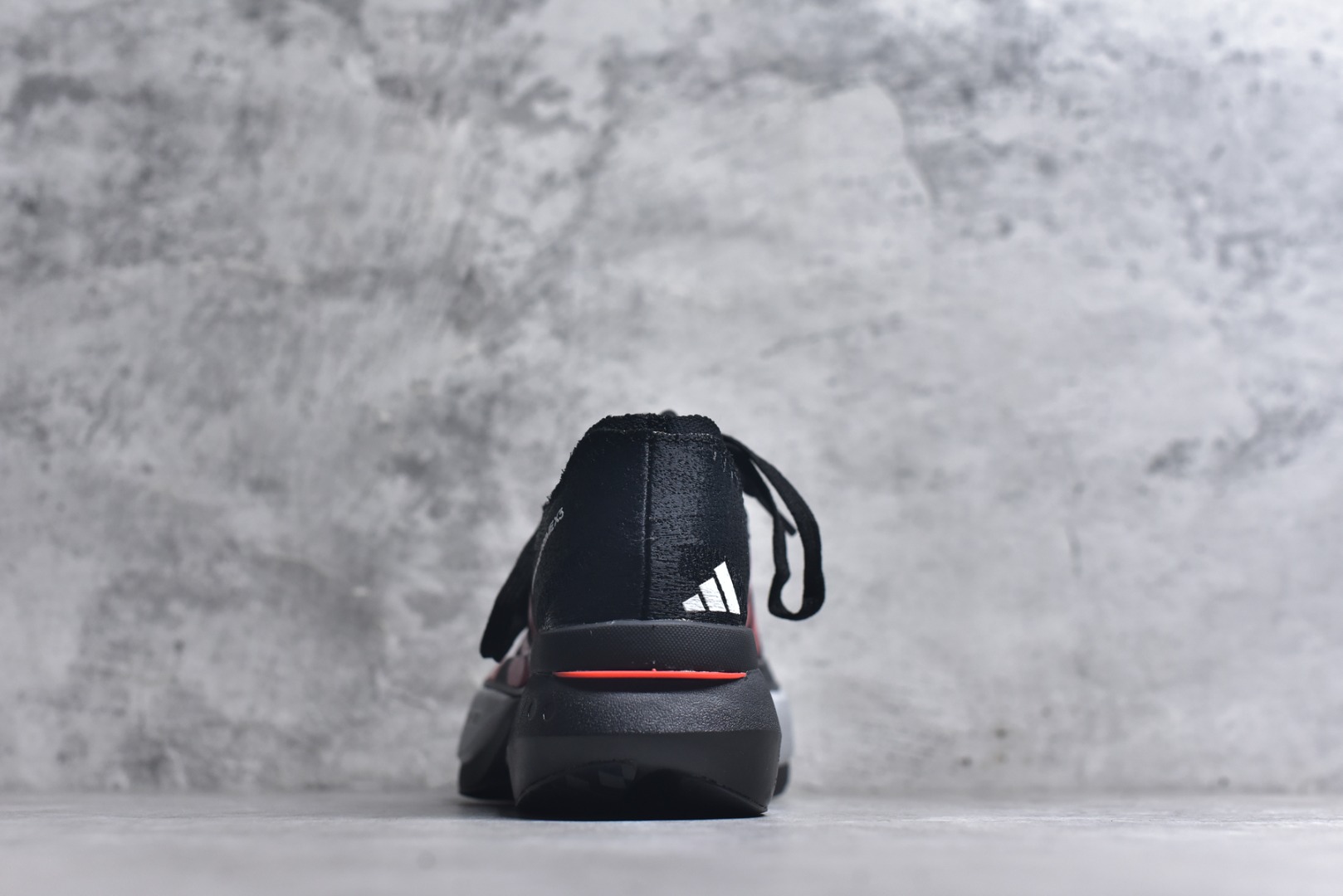 图片[5]-#adidas Adizero Prime X 3.0 Strung 舒适防滑耐磨 低帮 长跑短跑跑步鞋 男女同款 这款adidas Adizero Prime X3跑步鞋集结诸多创新技术，打造出活力满满的竞速利器，力求助你刷新个人纪录。精心打造的Strung鞋面为双脚带来结构感，三层式Lightstrike中底则增添了舒适度。采用碳板与ENERGYRODS 2.0仿跖骨碳柱，感受活力步步迸发，伴你畅快跃步向前。鞋头处含Continental™马牌橡胶，助力自信蹬地。黑红 KJ6946 尺码：36 37 38 39 40 41 42 43 44 45 （无半码）-选品中心