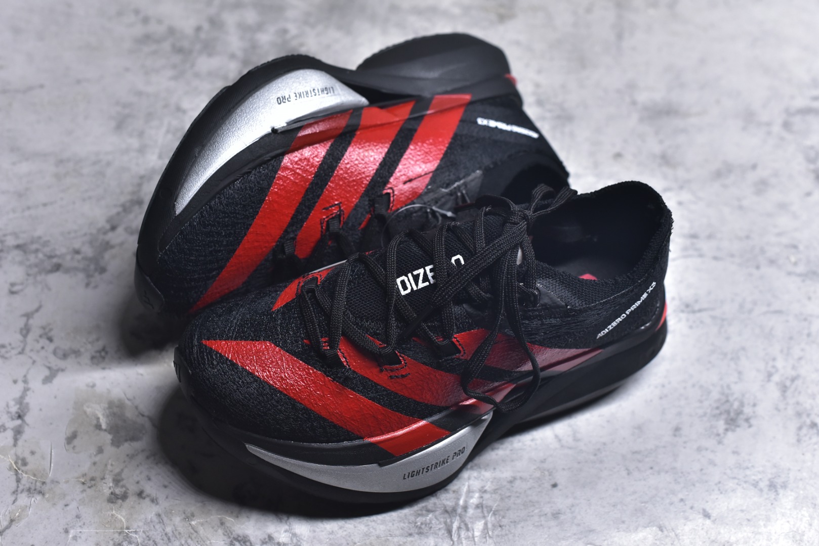 图片[7]-#adidas Adizero Prime X 3.0 Strung 舒适防滑耐磨 低帮 长跑短跑跑步鞋 男女同款 这款adidas Adizero Prime X3跑步鞋集结诸多创新技术，打造出活力满满的竞速利器，力求助你刷新个人纪录。精心打造的Strung鞋面为双脚带来结构感，三层式Lightstrike中底则增添了舒适度。采用碳板与ENERGYRODS 2.0仿跖骨碳柱，感受活力步步迸发，伴你畅快跃步向前。鞋头处含Continental™马牌橡胶，助力自信蹬地。黑红 KJ6946 尺码：36 37 38 39 40 41 42 43 44 45 （无半码）-选品中心