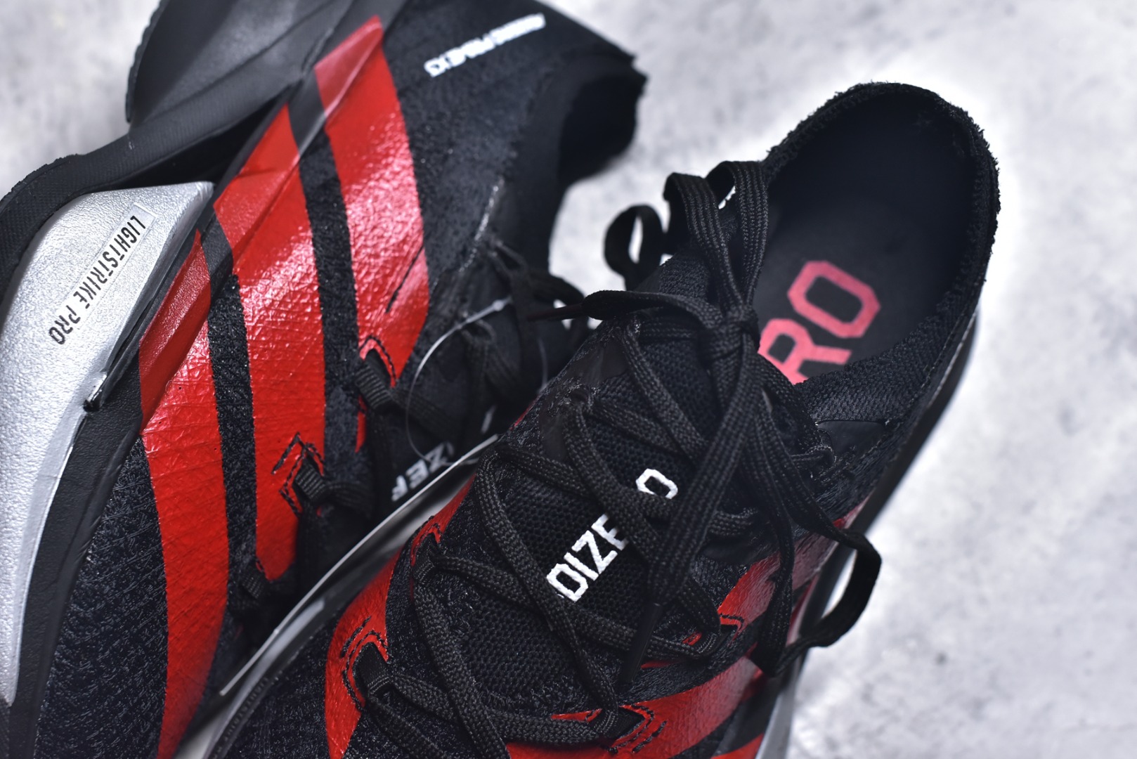 图片[9]-#adidas Adizero Prime X 3.0 Strung 舒适防滑耐磨 低帮 长跑短跑跑步鞋 男女同款 这款adidas Adizero Prime X3跑步鞋集结诸多创新技术，打造出活力满满的竞速利器，力求助你刷新个人纪录。精心打造的Strung鞋面为双脚带来结构感，三层式Lightstrike中底则增添了舒适度。采用碳板与ENERGYRODS 2.0仿跖骨碳柱，感受活力步步迸发，伴你畅快跃步向前。鞋头处含Continental™马牌橡胶，助力自信蹬地。黑红 KJ6946 尺码：36 37 38 39 40 41 42 43 44 45 （无半码）-选品中心