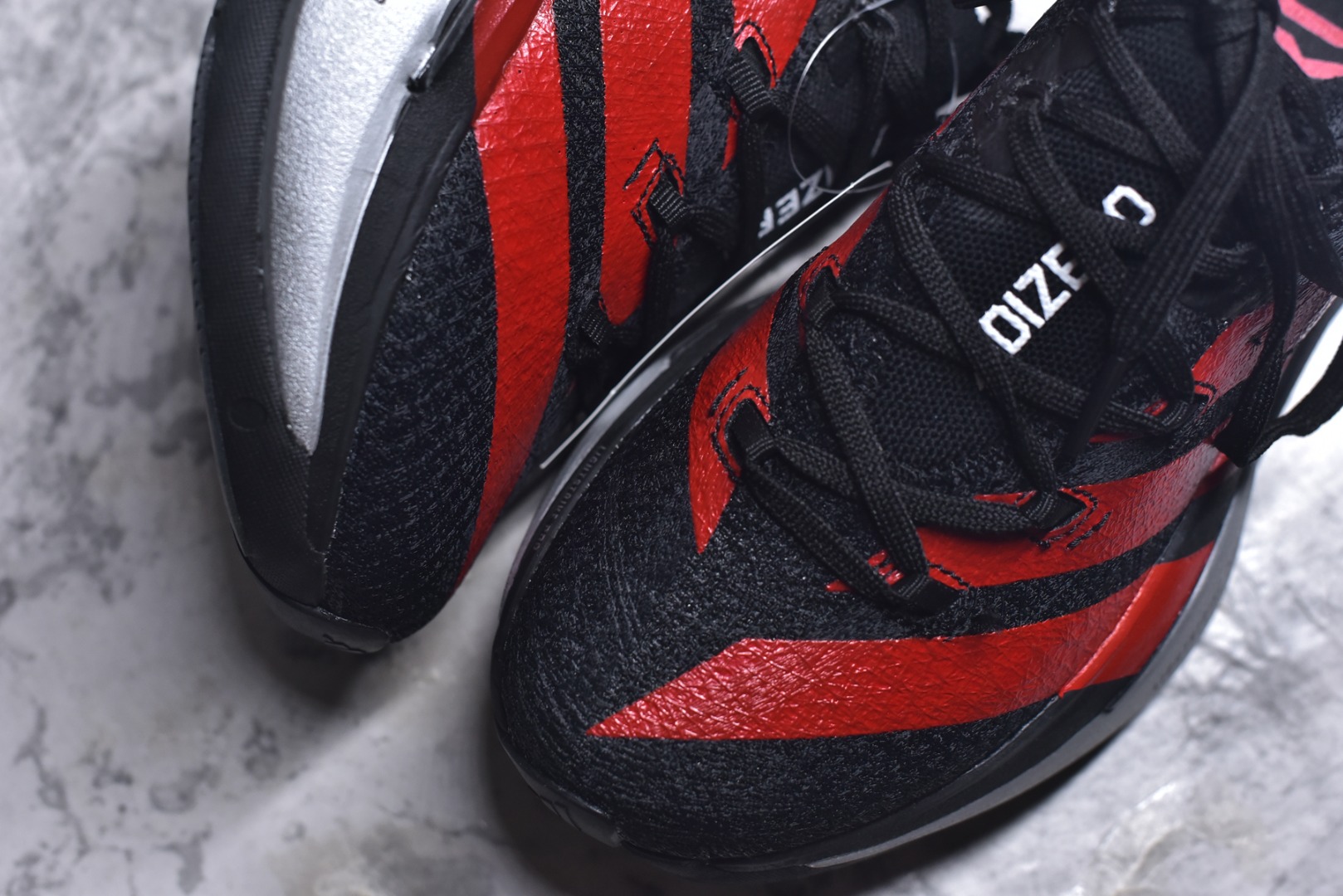 图片[8]-#adidas Adizero Prime X 3.0 Strung 舒适防滑耐磨 低帮 长跑短跑跑步鞋 男女同款 这款adidas Adizero Prime X3跑步鞋集结诸多创新技术，打造出活力满满的竞速利器，力求助你刷新个人纪录。精心打造的Strung鞋面为双脚带来结构感，三层式Lightstrike中底则增添了舒适度。采用碳板与ENERGYRODS 2.0仿跖骨碳柱，感受活力步步迸发，伴你畅快跃步向前。鞋头处含Continental™马牌橡胶，助力自信蹬地。黑红 KJ6946 尺码：36 37 38 39 40 41 42 43 44 45 （无半码）-选品中心