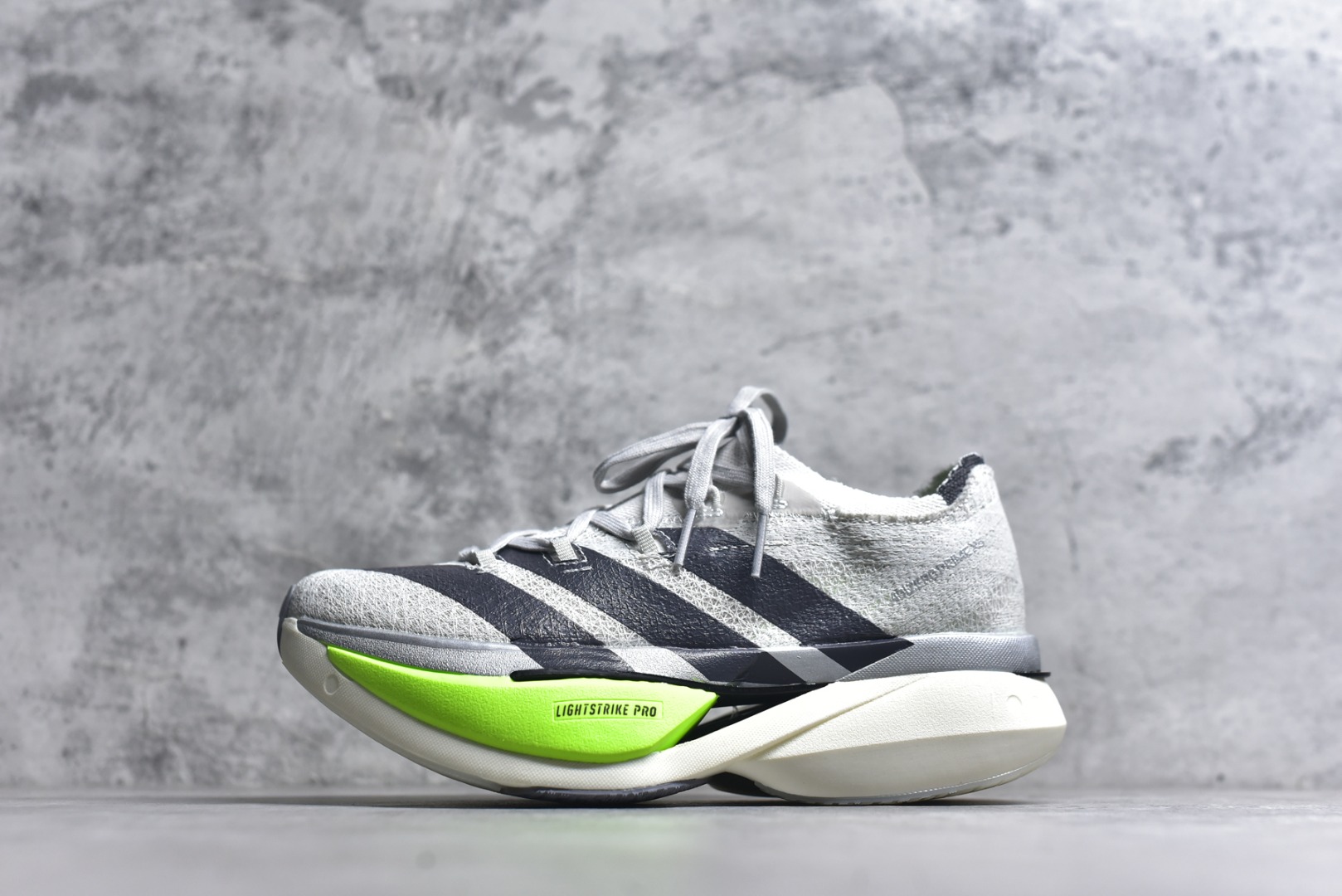 #adidas Adizero Prime X 3.0 Strung 舒适防滑耐磨 低帮 长跑短跑跑步鞋 男女同款 这款adidas Adizero Prime X3跑步鞋集结诸多创新技术，打造出活力满满的竞速利器，力求助你刷新个人纪录。精心打造的Strung鞋面为双脚带来结构感，三层式Lightstrike中底则增添了舒适度。采用碳板与ENERGYRODS 2.0仿跖骨碳柱，感受活力步步迸发，伴你畅快跃步向前。鞋头处含Continental™马牌橡胶，助力自信蹬地。灰绿 尺码：36 37 38 39 40 41 42 43 44 45 （无半码）-选品中心