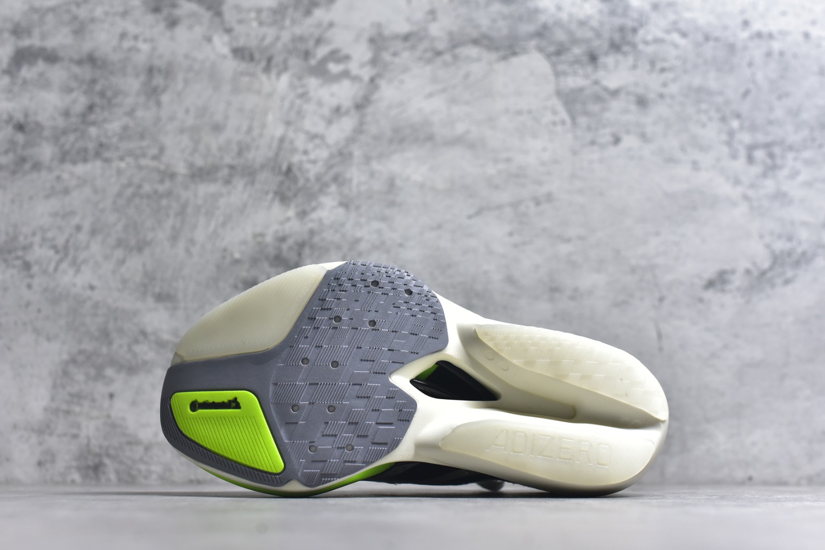 图片[6]-#adidas Adizero Prime X 3.0 Strung 舒适防滑耐磨 低帮 长跑短跑跑步鞋 男女同款 这款adidas Adizero Prime X3跑步鞋集结诸多创新技术，打造出活力满满的竞速利器，力求助你刷新个人纪录。精心打造的Strung鞋面为双脚带来结构感，三层式Lightstrike中底则增添了舒适度。采用碳板与ENERGYRODS 2.0仿跖骨碳柱，感受活力步步迸发，伴你畅快跃步向前。鞋头处含Continental™马牌橡胶，助力自信蹬地。灰绿 尺码：36 37 38 39 40 41 42 43 44 45 （无半码）-选品中心