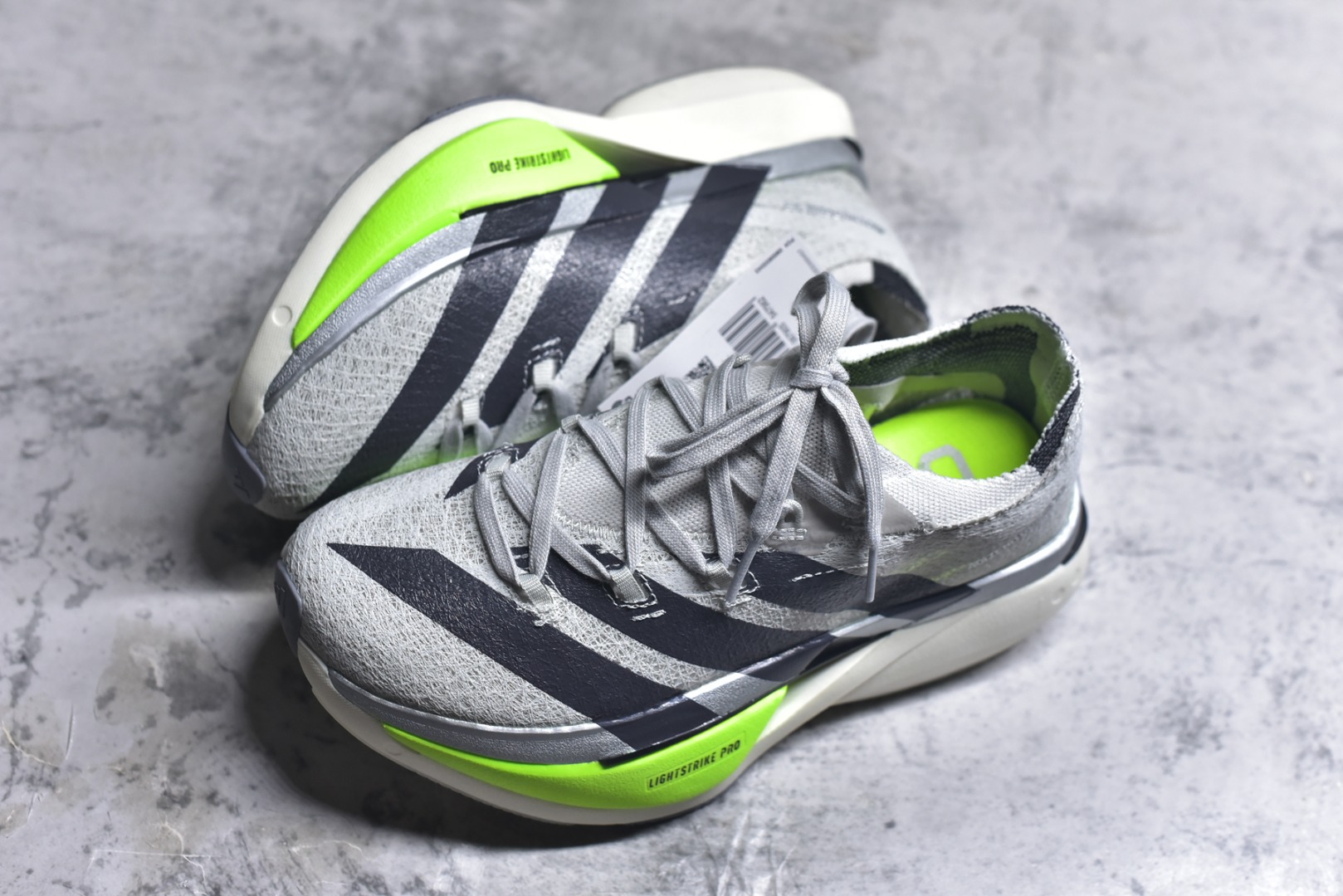 图片[7]-#adidas Adizero Prime X 3.0 Strung 舒适防滑耐磨 低帮 长跑短跑跑步鞋 男女同款 这款adidas Adizero Prime X3跑步鞋集结诸多创新技术，打造出活力满满的竞速利器，力求助你刷新个人纪录。精心打造的Strung鞋面为双脚带来结构感，三层式Lightstrike中底则增添了舒适度。采用碳板与ENERGYRODS 2.0仿跖骨碳柱，感受活力步步迸发，伴你畅快跃步向前。鞋头处含Continental™马牌橡胶，助力自信蹬地。灰绿 尺码：36 37 38 39 40 41 42 43 44 45 （无半码）-选品中心