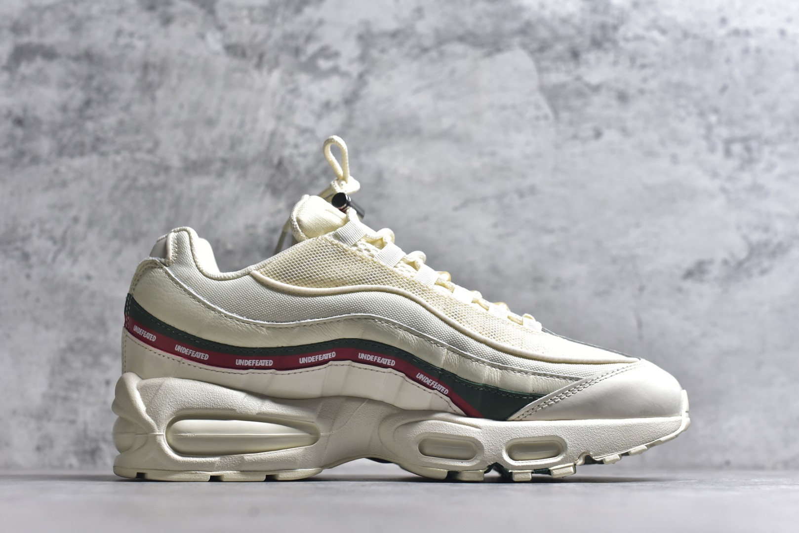 图片[3]-#NIKE Air Max 95 潮流百搭 气垫缓震慢跑鞋 Air Max 95就是源于设计师塞吉奥·罗扎诺的构想 Nike Air Max 95的设计灵感源于人体构造 中底设计基于人体的脊柱构造 是整体设计的核心 尼龙孔眼代表了肋骨 而分层式面板和网眼象征着肌肉纤维和肉体组织 Air Max95采用了两个独立的吹塑成型的Air-Sole单元 并首次在前掌使用可视化气垫设计 Swoosh logo被当作一个标点符号放在了鞋子的后帮位置 货号： IB4453 1002722 尺码： 36 36.5 37.5 38 38.5 39 40 40.5 41 42 42.5 43 44 44.5 45 46 47.5-选品中心