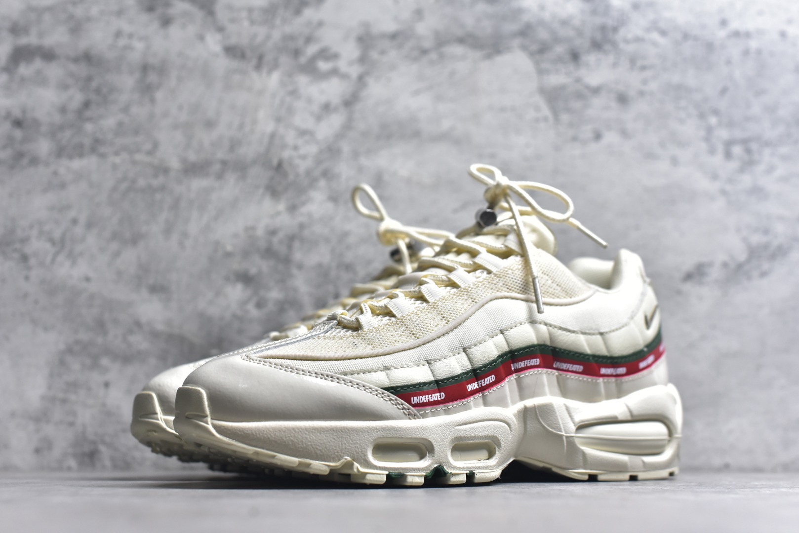 图片[2]-#NIKE Air Max 95 潮流百搭 气垫缓震慢跑鞋 Air Max 95就是源于设计师塞吉奥·罗扎诺的构想 Nike Air Max 95的设计灵感源于人体构造 中底设计基于人体的脊柱构造 是整体设计的核心 尼龙孔眼代表了肋骨 而分层式面板和网眼象征着肌肉纤维和肉体组织 Air Max95采用了两个独立的吹塑成型的Air-Sole单元 并首次在前掌使用可视化气垫设计 Swoosh logo被当作一个标点符号放在了鞋子的后帮位置 货号： IB4453 1002722 尺码： 36 36.5 37.5 38 38.5 39 40 40.5 41 42 42.5 43 44 44.5 45 46 47.5-选品中心
