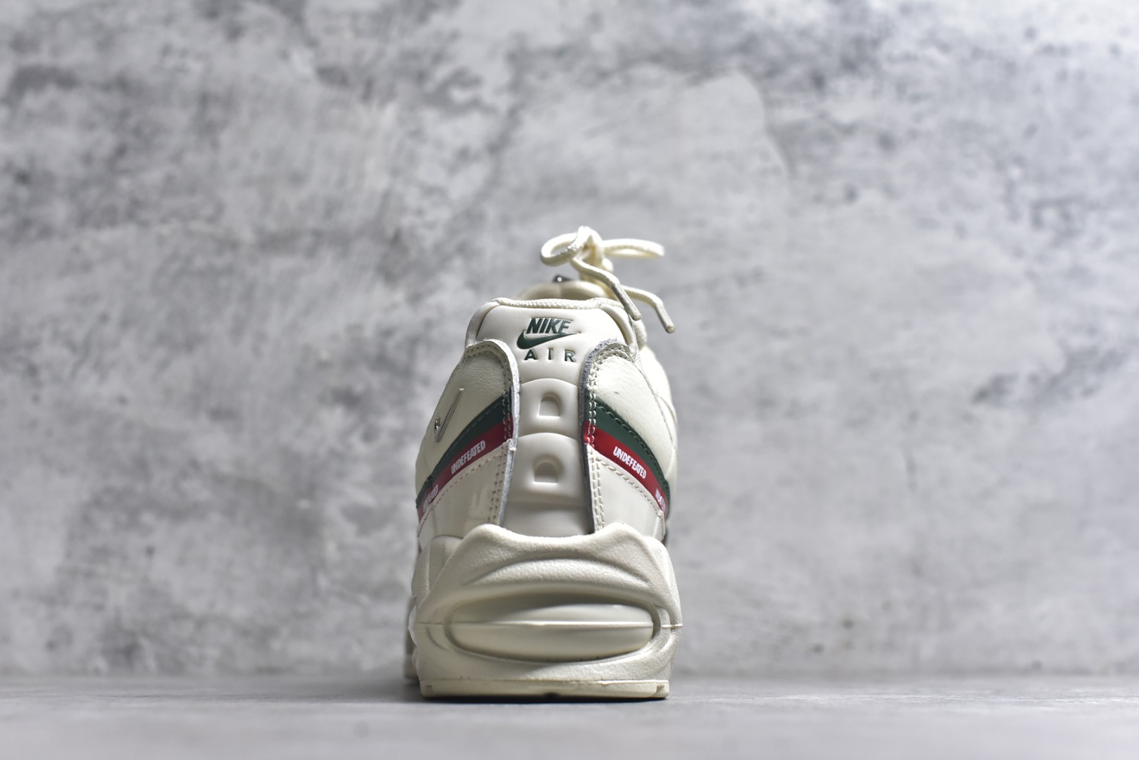 图片[5]-#NIKE Air Max 95 潮流百搭 气垫缓震慢跑鞋 Air Max 95就是源于设计师塞吉奥·罗扎诺的构想 Nike Air Max 95的设计灵感源于人体构造 中底设计基于人体的脊柱构造 是整体设计的核心 尼龙孔眼代表了肋骨 而分层式面板和网眼象征着肌肉纤维和肉体组织 Air Max95采用了两个独立的吹塑成型的Air-Sole单元 并首次在前掌使用可视化气垫设计 Swoosh logo被当作一个标点符号放在了鞋子的后帮位置 货号： IB4453 1002722 尺码： 36 36.5 37.5 38 38.5 39 40 40.5 41 42 42.5 43 44 44.5 45 46 47.5-选品中心