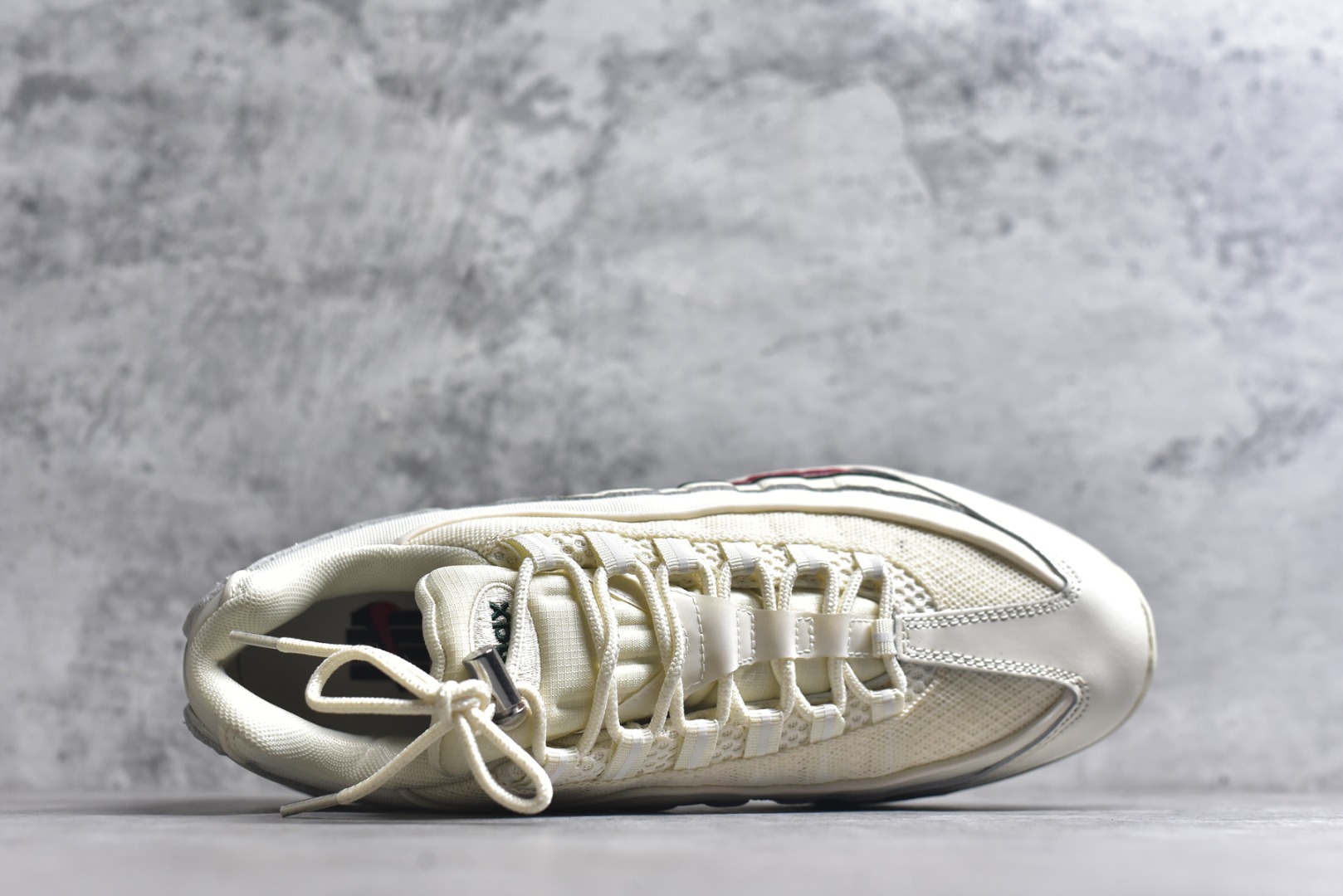 图片[4]-#NIKE Air Max 95 潮流百搭 气垫缓震慢跑鞋 Air Max 95就是源于设计师塞吉奥·罗扎诺的构想 Nike Air Max 95的设计灵感源于人体构造 中底设计基于人体的脊柱构造 是整体设计的核心 尼龙孔眼代表了肋骨 而分层式面板和网眼象征着肌肉纤维和肉体组织 Air Max95采用了两个独立的吹塑成型的Air-Sole单元 并首次在前掌使用可视化气垫设计 Swoosh logo被当作一个标点符号放在了鞋子的后帮位置 货号： IB4453 1002722 尺码： 36 36.5 37.5 38 38.5 39 40 40.5 41 42 42.5 43 44 44.5 45 46 47.5-选品中心