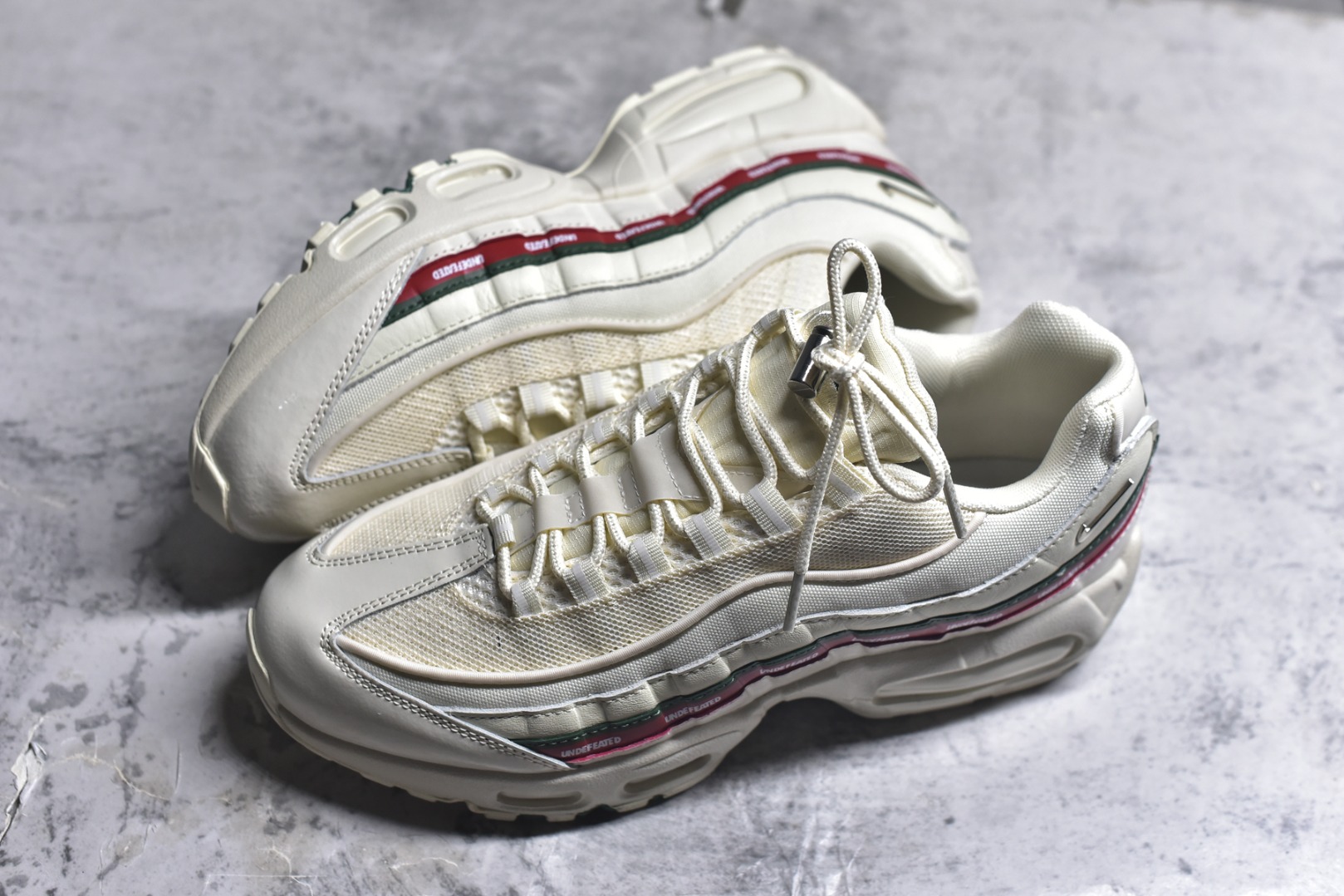 图片[7]-#NIKE Air Max 95 潮流百搭 气垫缓震慢跑鞋 Air Max 95就是源于设计师塞吉奥·罗扎诺的构想 Nike Air Max 95的设计灵感源于人体构造 中底设计基于人体的脊柱构造 是整体设计的核心 尼龙孔眼代表了肋骨 而分层式面板和网眼象征着肌肉纤维和肉体组织 Air Max95采用了两个独立的吹塑成型的Air-Sole单元 并首次在前掌使用可视化气垫设计 Swoosh logo被当作一个标点符号放在了鞋子的后帮位置 货号： IB4453 1002722 尺码： 36 36.5 37.5 38 38.5 39 40 40.5 41 42 42.5 43 44 44.5 45 46 47.5-选品中心