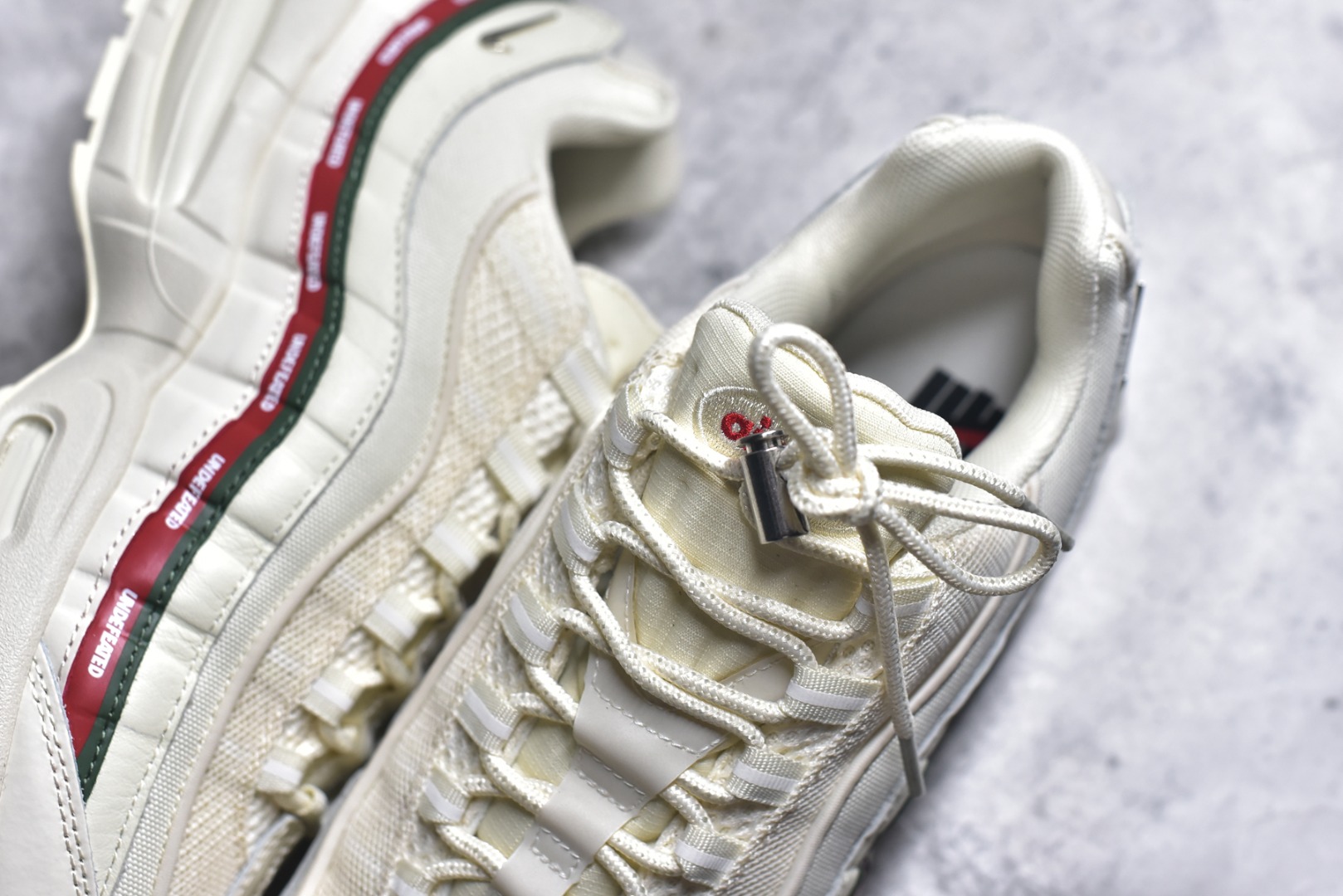 图片[9]-#NIKE Air Max 95 潮流百搭 气垫缓震慢跑鞋 Air Max 95就是源于设计师塞吉奥·罗扎诺的构想 Nike Air Max 95的设计灵感源于人体构造 中底设计基于人体的脊柱构造 是整体设计的核心 尼龙孔眼代表了肋骨 而分层式面板和网眼象征着肌肉纤维和肉体组织 Air Max95采用了两个独立的吹塑成型的Air-Sole单元 并首次在前掌使用可视化气垫设计 Swoosh logo被当作一个标点符号放在了鞋子的后帮位置 货号： IB4453 1002722 尺码： 36 36.5 37.5 38 38.5 39 40 40.5 41 42 42.5 43 44 44.5 45 46 47.5-选品中心