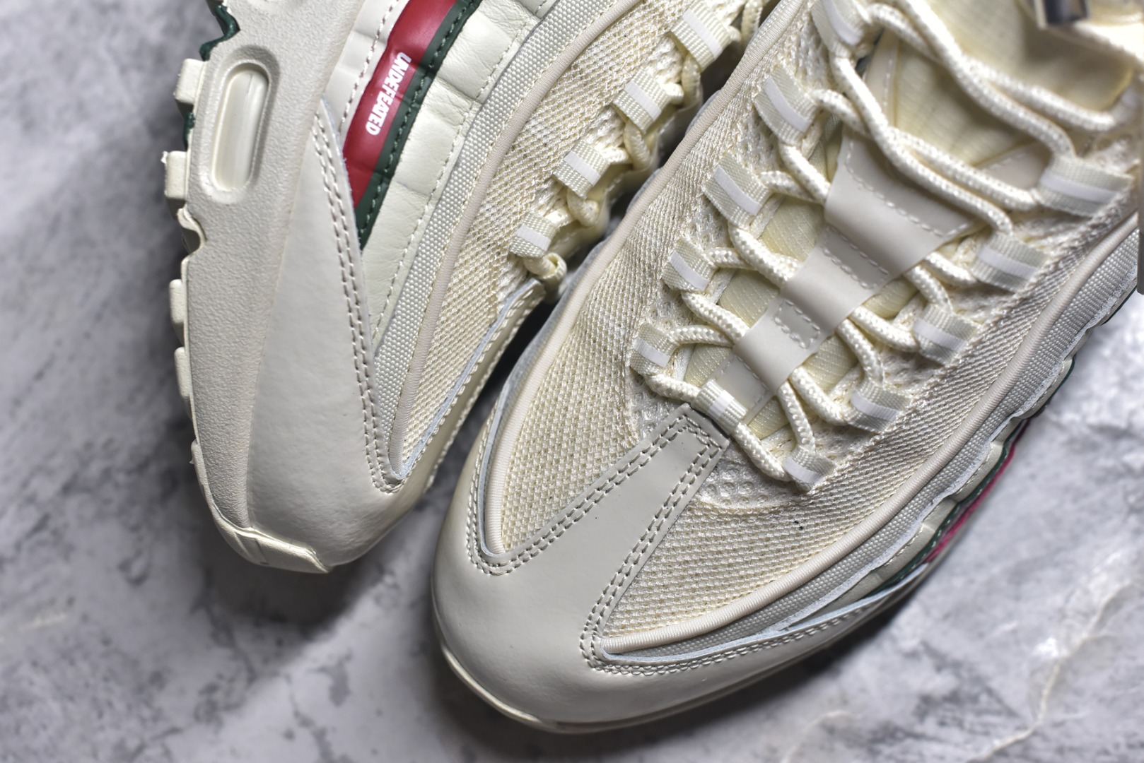 图片[8]-#NIKE Air Max 95 潮流百搭 气垫缓震慢跑鞋 Air Max 95就是源于设计师塞吉奥·罗扎诺的构想 Nike Air Max 95的设计灵感源于人体构造 中底设计基于人体的脊柱构造 是整体设计的核心 尼龙孔眼代表了肋骨 而分层式面板和网眼象征着肌肉纤维和肉体组织 Air Max95采用了两个独立的吹塑成型的Air-Sole单元 并首次在前掌使用可视化气垫设计 Swoosh logo被当作一个标点符号放在了鞋子的后帮位置 货号： IB4453 1002722 尺码： 36 36.5 37.5 38 38.5 39 40 40.5 41 42 42.5 43 44 44.5 45 46 47.5-选品中心