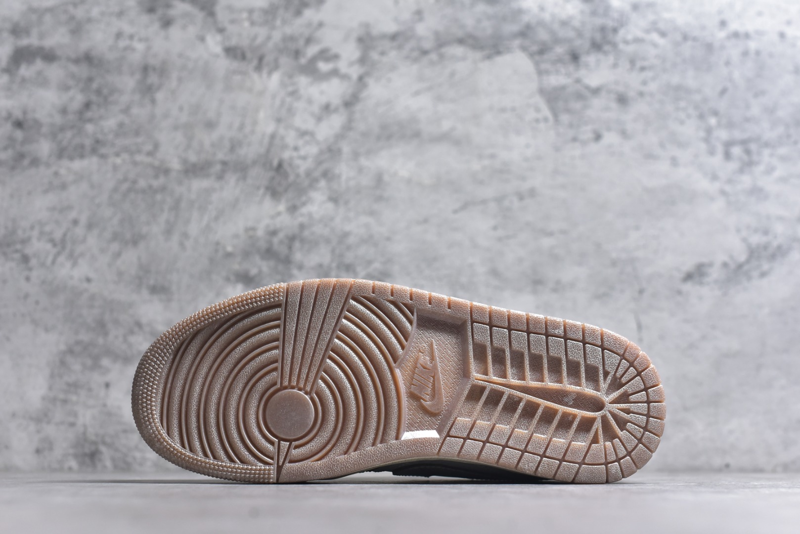 图片[6]-#Air Jordan AJ1 Low 低帮 IM6662-181 全新流水线出品 DT版本唯一平替选择 市场第二梯队最强版 全部原鞋开发 原楦原纸板开发 全鞋电脑针车 原厂内置全掌气垫 原盒内在原标 唯一Zp原版鞋带绑法 免检产品 全新2022版型 全头层皮料 完美零毛边处理 原厂配置全掌气垫 价格定位良心 几十个配色陆续出货 实拍调校N版已经零色差零失真 百分百还原实物色彩所见即所得 不存在货不对板色差等低级问题 选购参考实物拍摄 不混卖不参货 只用心做好货严格选品 承诺混一赔十 尺码：36 36.5 37.5 38 38.5 39 40 40.5 41 42 42.5 43 44 44.5 45-选品中心