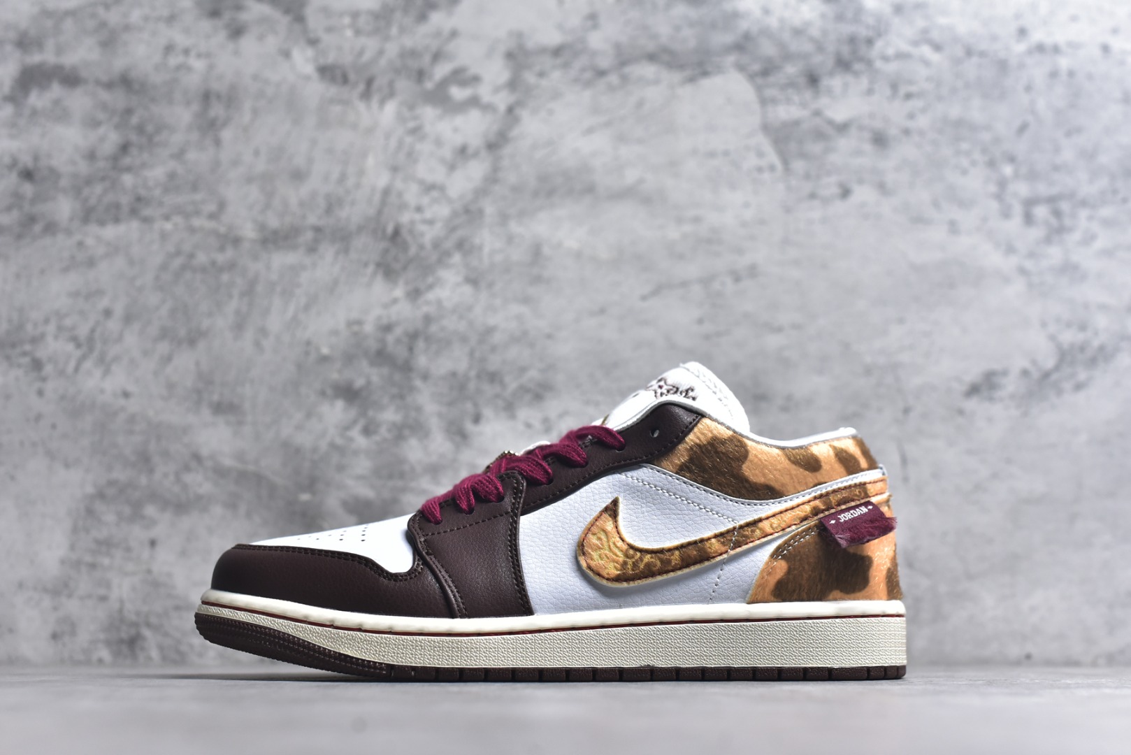 #Air Jordan 1 Low 马年CNY AJ1乔1低帮休闲板鞋 同步官方配色 市场唯一独家头层皮打造 原鞋原档案开发 原厂皮料 原档冲孔鞋头 正确满胶鞋垫 四线拉帮 原厂织唛标 鞋舌高弹海绵填充。 货号： IQ5321 1213731 尺码： 36 36.5 37.5 38 38.5 39 40 40.5 41 42 42.5 43 44 45 46-选品中心