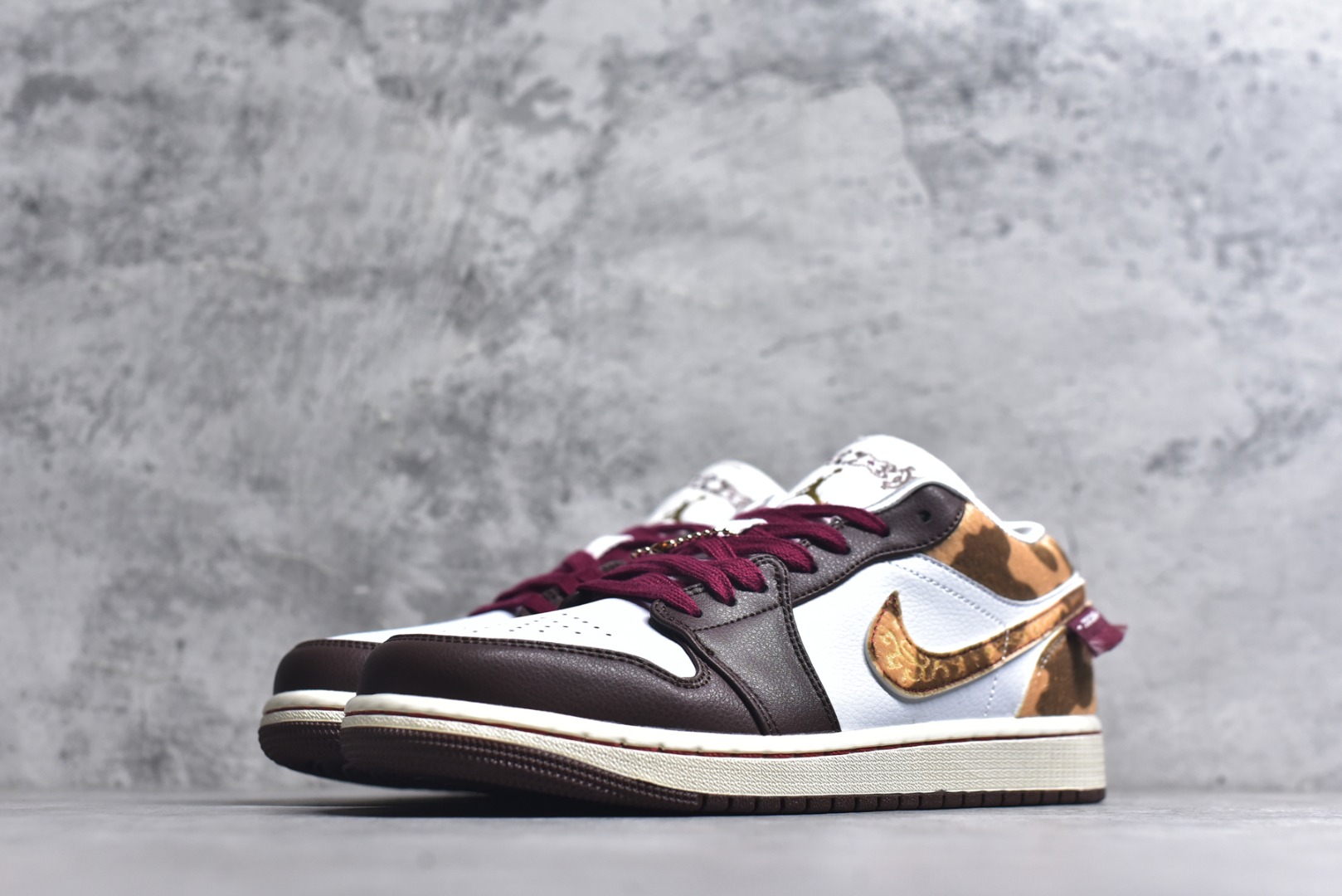 图片[2]-#Air Jordan 1 Low 马年CNY AJ1乔1低帮休闲板鞋 同步官方配色 市场唯一独家头层皮打造 原鞋原档案开发 原厂皮料 原档冲孔鞋头 正确满胶鞋垫 四线拉帮 原厂织唛标 鞋舌高弹海绵填充。 货号： IQ5321 1213731 尺码： 36 36.5 37.5 38 38.5 39 40 40.5 41 42 42.5 43 44 45 46-选品中心