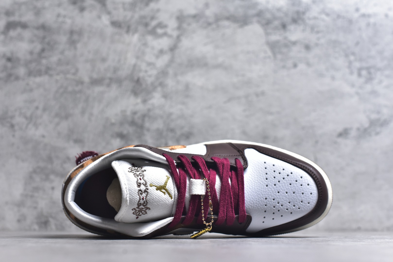 图片[4]-#Air Jordan 1 Low 马年CNY AJ1乔1低帮休闲板鞋 同步官方配色 市场唯一独家头层皮打造 原鞋原档案开发 原厂皮料 原档冲孔鞋头 正确满胶鞋垫 四线拉帮 原厂织唛标 鞋舌高弹海绵填充。 货号： IQ5321 1213731 尺码： 36 36.5 37.5 38 38.5 39 40 40.5 41 42 42.5 43 44 45 46-选品中心