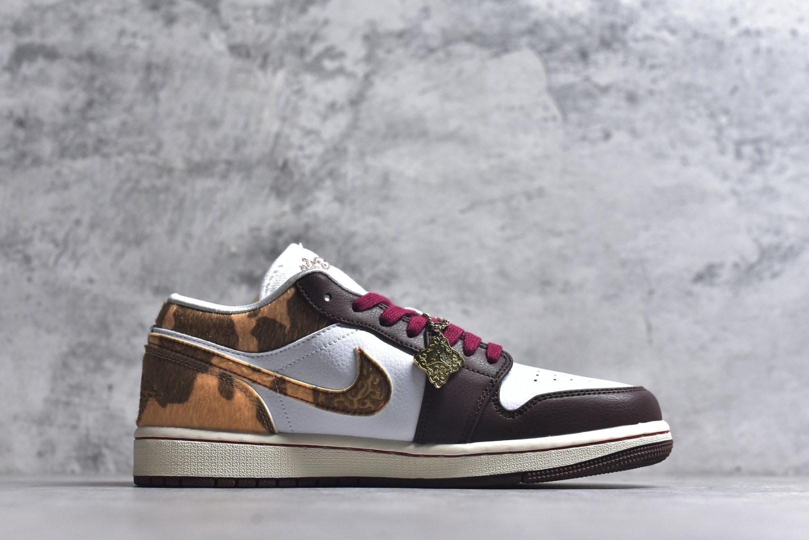 图片[3]-#Air Jordan 1 Low 马年CNY AJ1乔1低帮休闲板鞋 同步官方配色 市场唯一独家头层皮打造 原鞋原档案开发 原厂皮料 原档冲孔鞋头 正确满胶鞋垫 四线拉帮 原厂织唛标 鞋舌高弹海绵填充。 货号： IQ5321 1213731 尺码： 36 36.5 37.5 38 38.5 39 40 40.5 41 42 42.5 43 44 45 46-选品中心