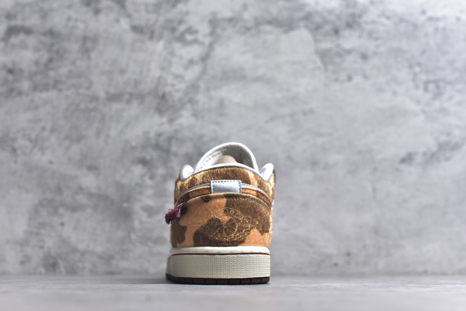 图片[5]-#Air Jordan 1 Low 马年CNY AJ1乔1低帮休闲板鞋 同步官方配色 市场唯一独家头层皮打造 原鞋原档案开发 原厂皮料 原档冲孔鞋头 正确满胶鞋垫 四线拉帮 原厂织唛标 鞋舌高弹海绵填充。 货号： IQ5321 1213731 尺码： 36 36.5 37.5 38 38.5 39 40 40.5 41 42 42.5 43 44 45 46-选品中心