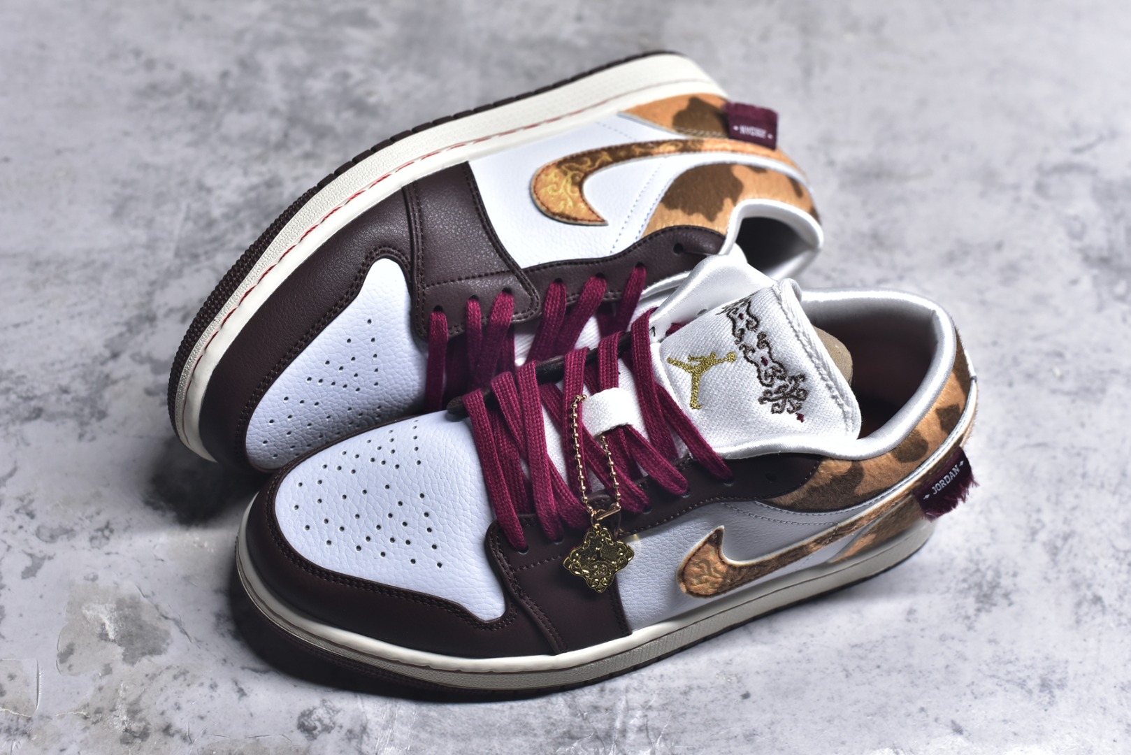 图片[7]-#Air Jordan 1 Low 马年CNY AJ1乔1低帮休闲板鞋 同步官方配色 市场唯一独家头层皮打造 原鞋原档案开发 原厂皮料 原档冲孔鞋头 正确满胶鞋垫 四线拉帮 原厂织唛标 鞋舌高弹海绵填充。 货号： IQ5321 1213731 尺码： 36 36.5 37.5 38 38.5 39 40 40.5 41 42 42.5 43 44 45 46-选品中心