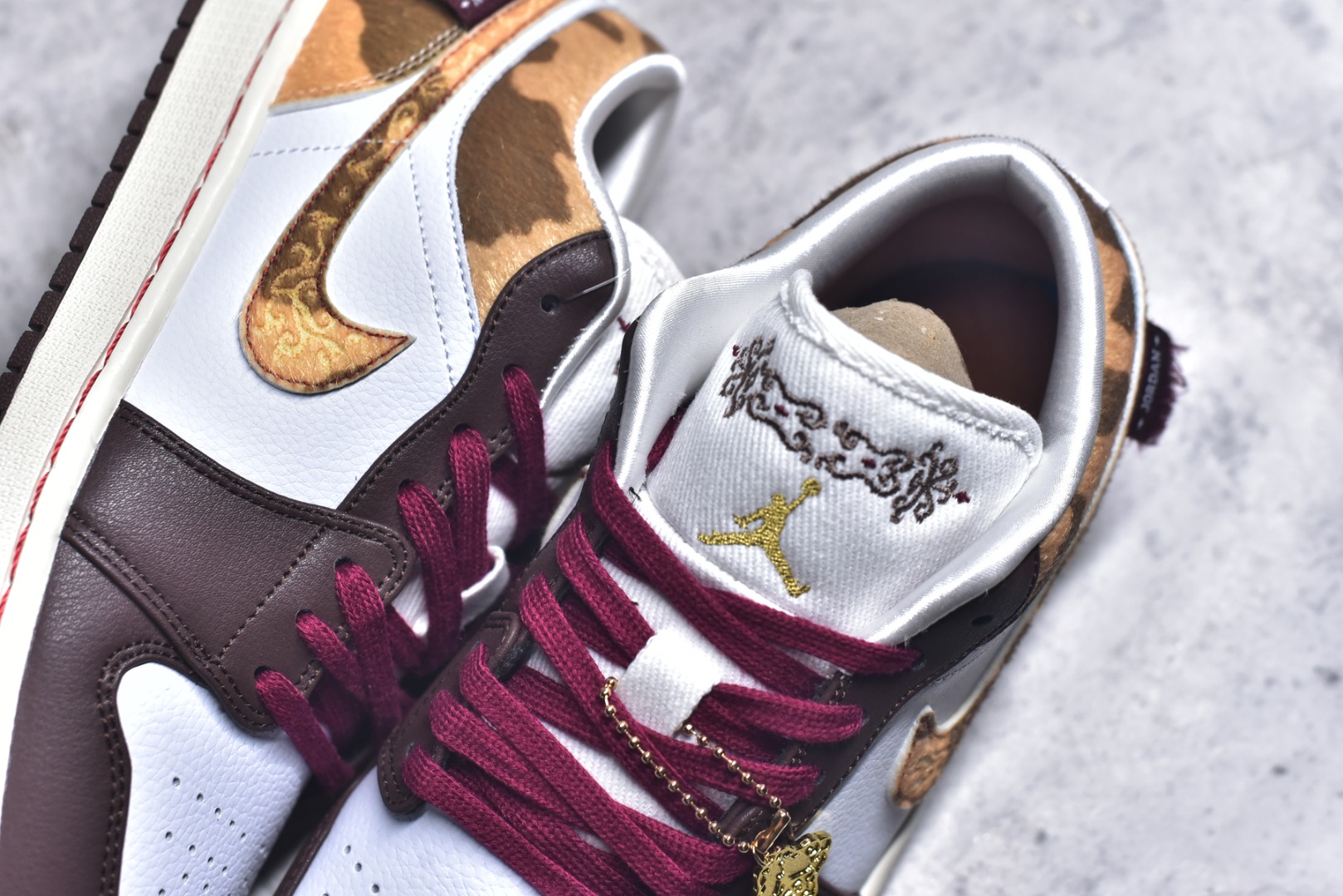 图片[9]-#Air Jordan 1 Low 马年CNY AJ1乔1低帮休闲板鞋 同步官方配色 市场唯一独家头层皮打造 原鞋原档案开发 原厂皮料 原档冲孔鞋头 正确满胶鞋垫 四线拉帮 原厂织唛标 鞋舌高弹海绵填充。 货号： IQ5321 1213731 尺码： 36 36.5 37.5 38 38.5 39 40 40.5 41 42 42.5 43 44 45 46-选品中心