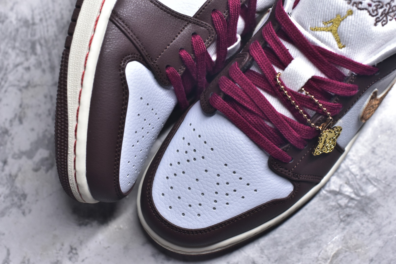 图片[8]-#Air Jordan 1 Low 马年CNY AJ1乔1低帮休闲板鞋 同步官方配色 市场唯一独家头层皮打造 原鞋原档案开发 原厂皮料 原档冲孔鞋头 正确满胶鞋垫 四线拉帮 原厂织唛标 鞋舌高弹海绵填充。 货号： IQ5321 1213731 尺码： 36 36.5 37.5 38 38.5 39 40 40.5 41 42 42.5 43 44 45 46-选品中心