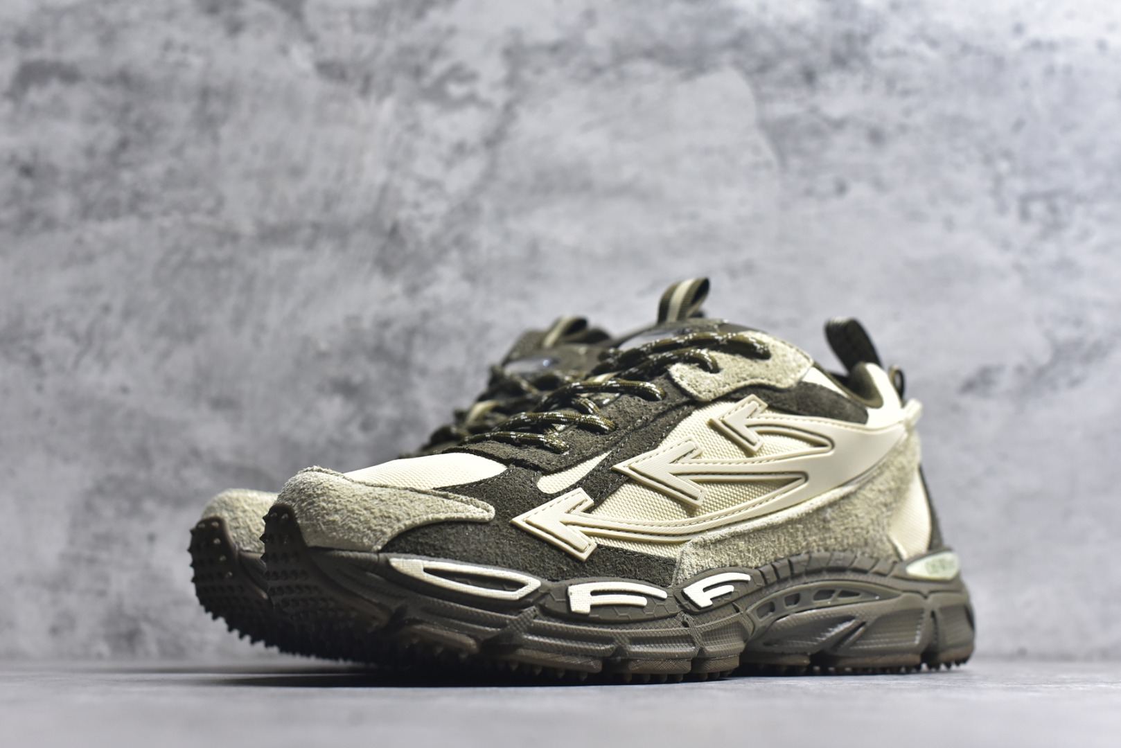 图片[2]-#Off-White OW最新款跑鞋 复古休闲鞋 百分百原盒正确版 原楦原纸板数据开发 4层分离大底#鞋面采用3d立体打印和多种材料拼接而成#防滑耐磨透气性轻便跑鞋 作为曾经爆火 并且定位奢潮领域的标志性品牌 Off-White 仍需要不断更新符合当下潮流时尚的复古运动鞋款，以期收获基本盘消费者的关注 此次更新的 Off-White 新款运动鞋将经典复古老爹鞋细节设计更加夸张化 并将标志性箭头设计置于显著位置 除此之外 整个系列的色彩搭配也可谓纷繁多样 总有一款适合你 尺码：36 37 38 39 40 41 42 43 44 45 46 47-选品中心