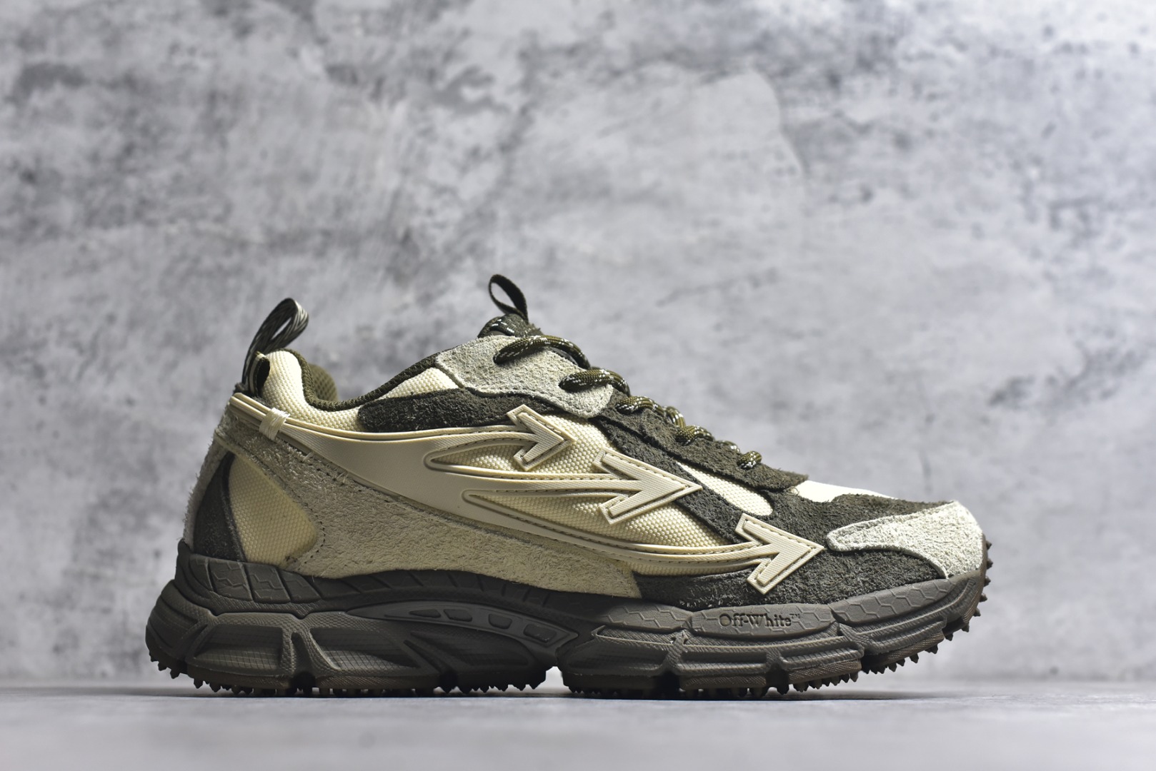 图片[3]-#Off-White OW最新款跑鞋 复古休闲鞋 百分百原盒正确版 原楦原纸板数据开发 4层分离大底#鞋面采用3d立体打印和多种材料拼接而成#防滑耐磨透气性轻便跑鞋 作为曾经爆火 并且定位奢潮领域的标志性品牌 Off-White 仍需要不断更新符合当下潮流时尚的复古运动鞋款，以期收获基本盘消费者的关注 此次更新的 Off-White 新款运动鞋将经典复古老爹鞋细节设计更加夸张化 并将标志性箭头设计置于显著位置 除此之外 整个系列的色彩搭配也可谓纷繁多样 总有一款适合你 尺码：36 37 38 39 40 41 42 43 44 45 46 47-选品中心