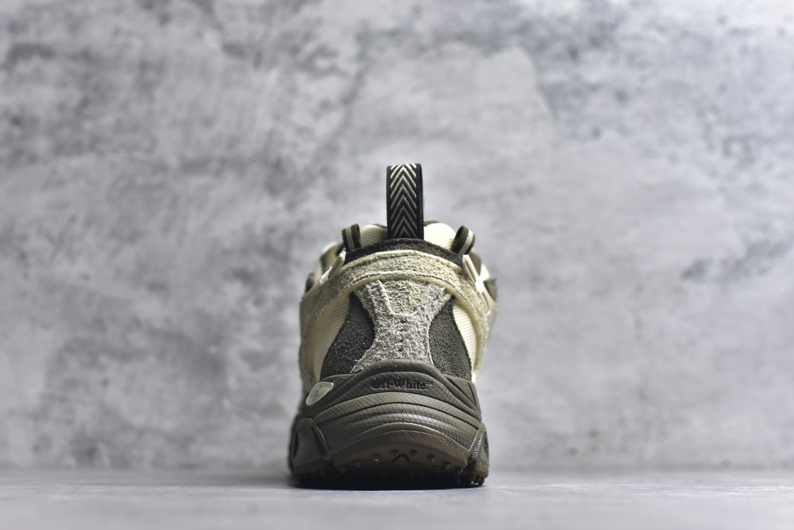 图片[5]-#Off-White OW最新款跑鞋 复古休闲鞋 百分百原盒正确版 原楦原纸板数据开发 4层分离大底#鞋面采用3d立体打印和多种材料拼接而成#防滑耐磨透气性轻便跑鞋 作为曾经爆火 并且定位奢潮领域的标志性品牌 Off-White 仍需要不断更新符合当下潮流时尚的复古运动鞋款，以期收获基本盘消费者的关注 此次更新的 Off-White 新款运动鞋将经典复古老爹鞋细节设计更加夸张化 并将标志性箭头设计置于显著位置 除此之外 整个系列的色彩搭配也可谓纷繁多样 总有一款适合你 尺码：36 37 38 39 40 41 42 43 44 45 46 47-选品中心