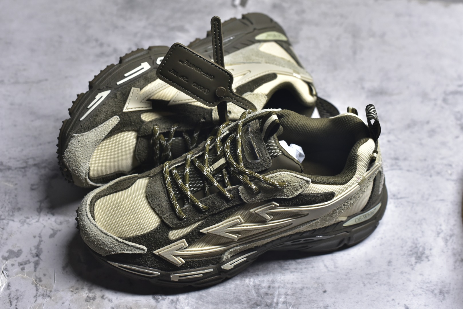 图片[7]-#Off-White OW最新款跑鞋 复古休闲鞋 百分百原盒正确版 原楦原纸板数据开发 4层分离大底#鞋面采用3d立体打印和多种材料拼接而成#防滑耐磨透气性轻便跑鞋 作为曾经爆火 并且定位奢潮领域的标志性品牌 Off-White 仍需要不断更新符合当下潮流时尚的复古运动鞋款，以期收获基本盘消费者的关注 此次更新的 Off-White 新款运动鞋将经典复古老爹鞋细节设计更加夸张化 并将标志性箭头设计置于显著位置 除此之外 整个系列的色彩搭配也可谓纷繁多样 总有一款适合你 尺码：36 37 38 39 40 41 42 43 44 45 46 47-选品中心