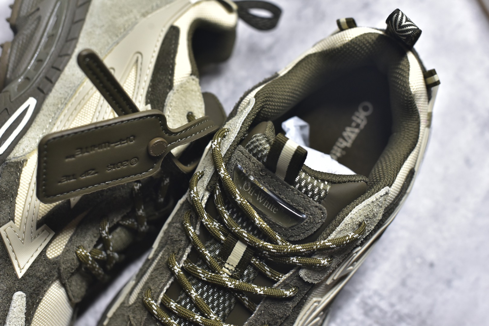 图片[9]-#Off-White OW最新款跑鞋 复古休闲鞋 百分百原盒正确版 原楦原纸板数据开发 4层分离大底#鞋面采用3d立体打印和多种材料拼接而成#防滑耐磨透气性轻便跑鞋 作为曾经爆火 并且定位奢潮领域的标志性品牌 Off-White 仍需要不断更新符合当下潮流时尚的复古运动鞋款，以期收获基本盘消费者的关注 此次更新的 Off-White 新款运动鞋将经典复古老爹鞋细节设计更加夸张化 并将标志性箭头设计置于显著位置 除此之外 整个系列的色彩搭配也可谓纷繁多样 总有一款适合你 尺码：36 37 38 39 40 41 42 43 44 45 46 47-选品中心