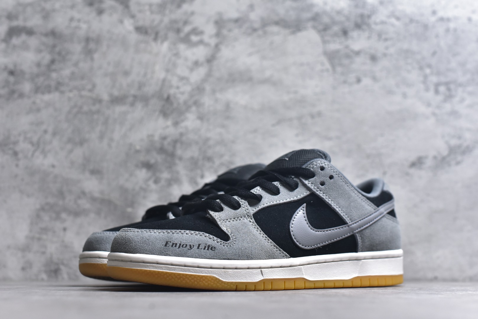 图片[2]-#NIKE DUNK SB LOW 全新配色 SB顾名思义，具有经典的Dunk血缘，又注入了更多的时尚元素。相较于普通的Dunk滑板鞋，改良版的Dunk SB加厚了鞋舌的填充，使舒适性大大提升，同时也更方便穿脱；中底部分则加入了脚感柔软舒适Zoom Air气垫，有效吸收滑板等极限运动在落地时带来的冲击力，为街头运动者们提供更好的保护 货号：HF3063 001 尺码：40 40.5 41 42 42.5 43 44 45 46-选品中心