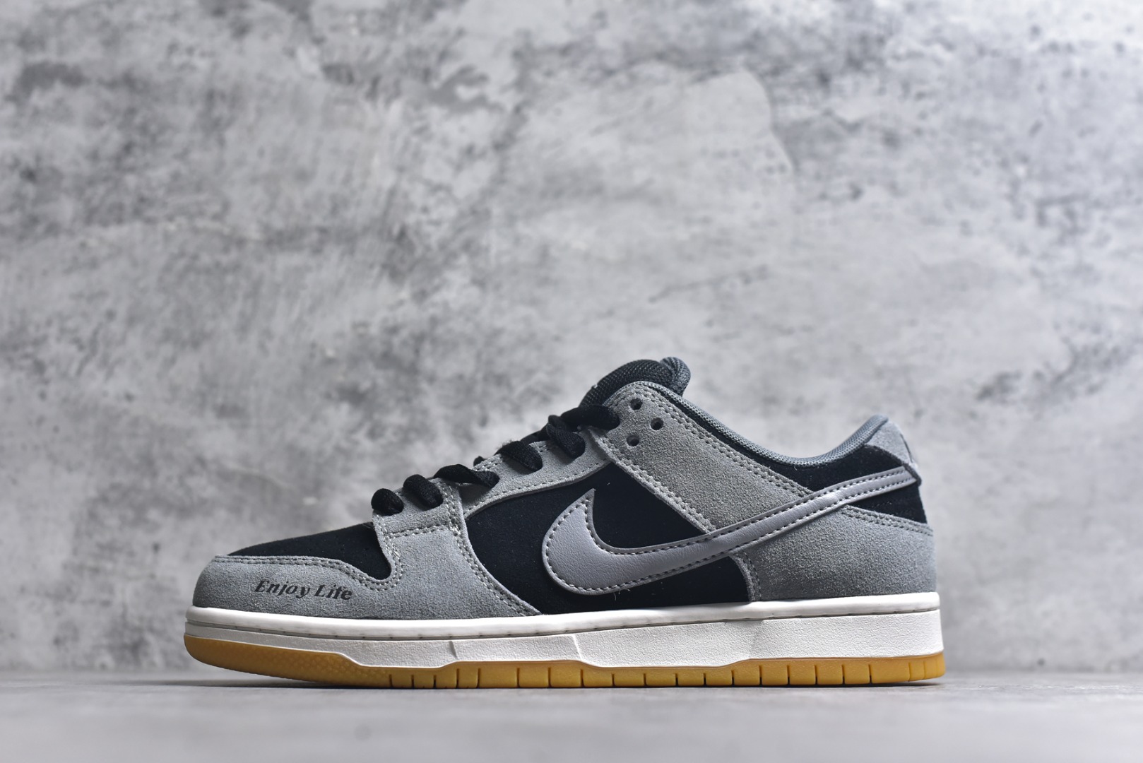 #NIKE DUNK SB LOW 全新配色 SB顾名思义，具有经典的Dunk血缘，又注入了更多的时尚元素。相较于普通的Dunk滑板鞋，改良版的Dunk SB加厚了鞋舌的填充，使舒适性大大提升，同时也更方便穿脱；中底部分则加入了脚感柔软舒适Zoom Air气垫，有效吸收滑板等极限运动在落地时带来的冲击力，为街头运动者们提供更好的保护 货号：HF3063 001 尺码：40 40.5 41 42 42.5 43 44 45 46-选品中心
