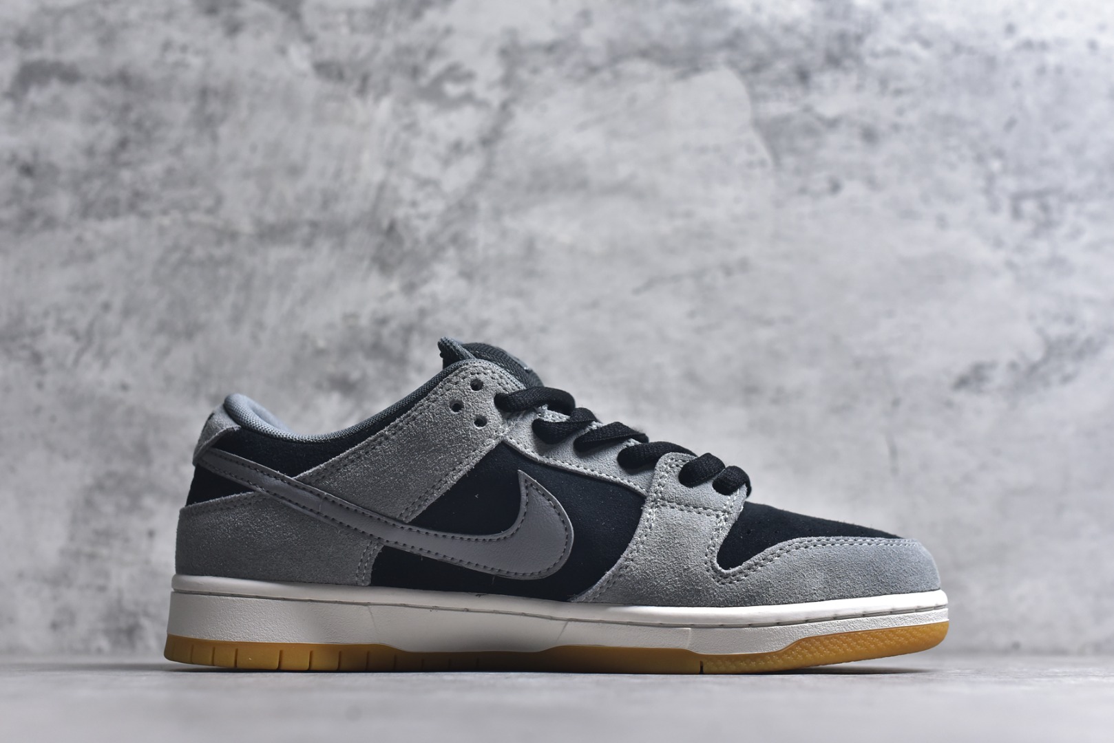 图片[3]-#NIKE DUNK SB LOW 全新配色 SB顾名思义，具有经典的Dunk血缘，又注入了更多的时尚元素。相较于普通的Dunk滑板鞋，改良版的Dunk SB加厚了鞋舌的填充，使舒适性大大提升，同时也更方便穿脱；中底部分则加入了脚感柔软舒适Zoom Air气垫，有效吸收滑板等极限运动在落地时带来的冲击力，为街头运动者们提供更好的保护 货号：HF3063 001 尺码：40 40.5 41 42 42.5 43 44 45 46-选品中心