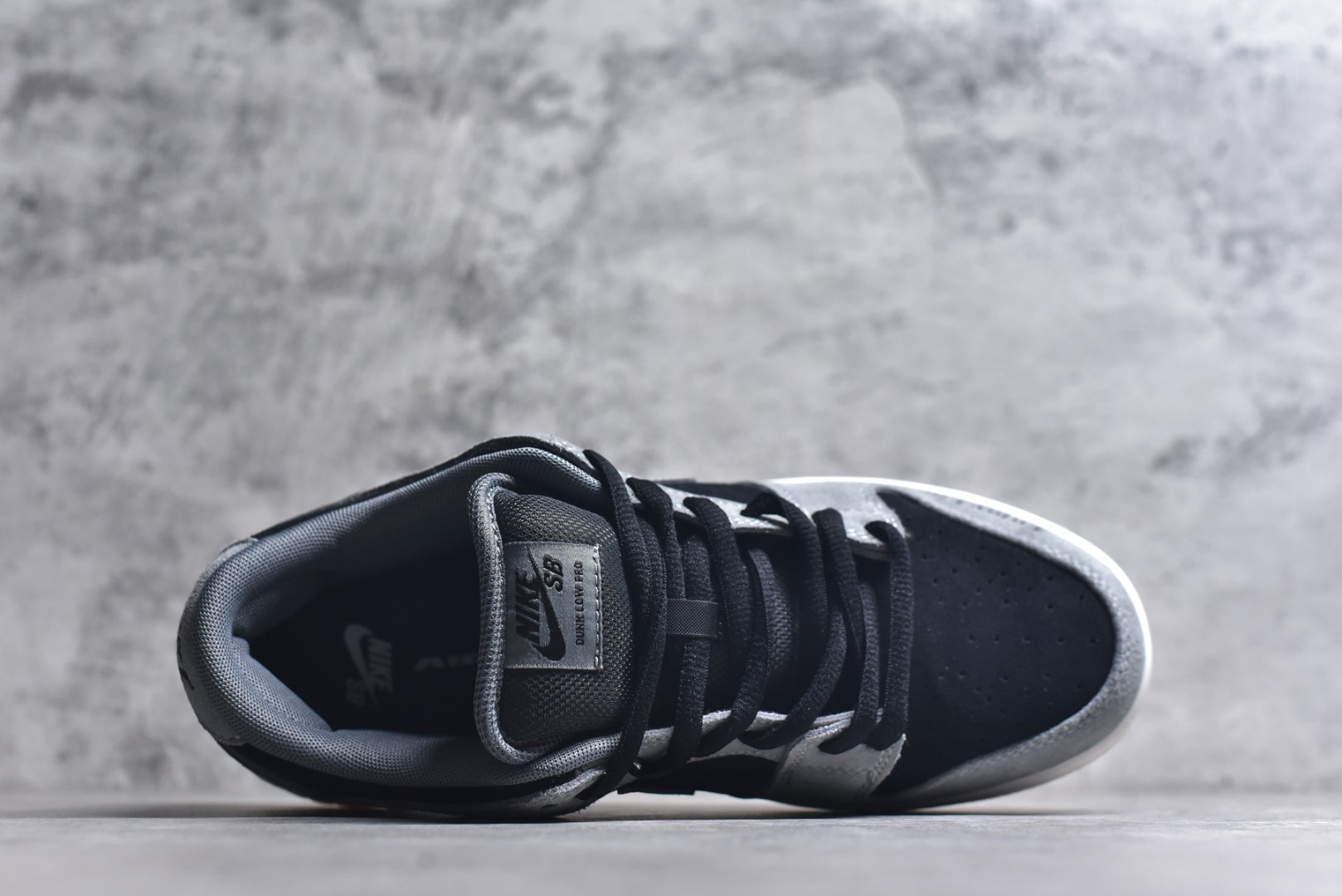 图片[4]-#NIKE DUNK SB LOW 全新配色 SB顾名思义，具有经典的Dunk血缘，又注入了更多的时尚元素。相较于普通的Dunk滑板鞋，改良版的Dunk SB加厚了鞋舌的填充，使舒适性大大提升，同时也更方便穿脱；中底部分则加入了脚感柔软舒适Zoom Air气垫，有效吸收滑板等极限运动在落地时带来的冲击力，为街头运动者们提供更好的保护 货号：HF3063 001 尺码：40 40.5 41 42 42.5 43 44 45 46-选品中心