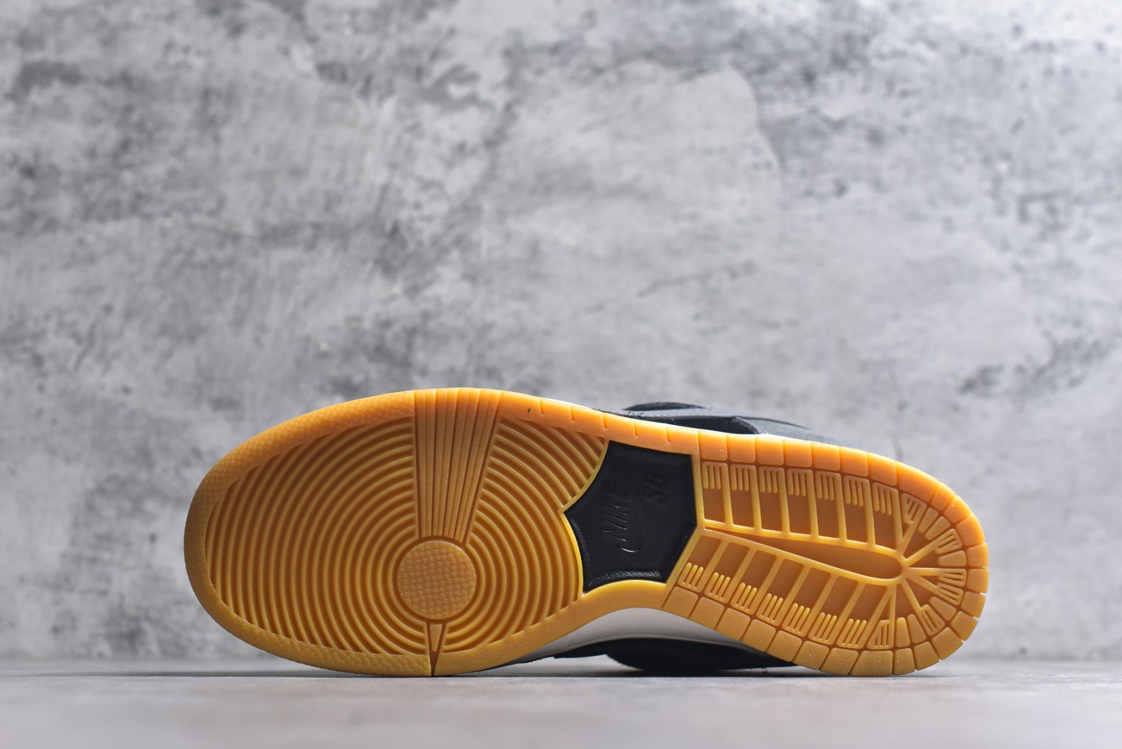 图片[6]-#NIKE DUNK SB LOW 全新配色 SB顾名思义，具有经典的Dunk血缘，又注入了更多的时尚元素。相较于普通的Dunk滑板鞋，改良版的Dunk SB加厚了鞋舌的填充，使舒适性大大提升，同时也更方便穿脱；中底部分则加入了脚感柔软舒适Zoom Air气垫，有效吸收滑板等极限运动在落地时带来的冲击力，为街头运动者们提供更好的保护 货号：HF3063 001 尺码：40 40.5 41 42 42.5 43 44 45 46-选品中心