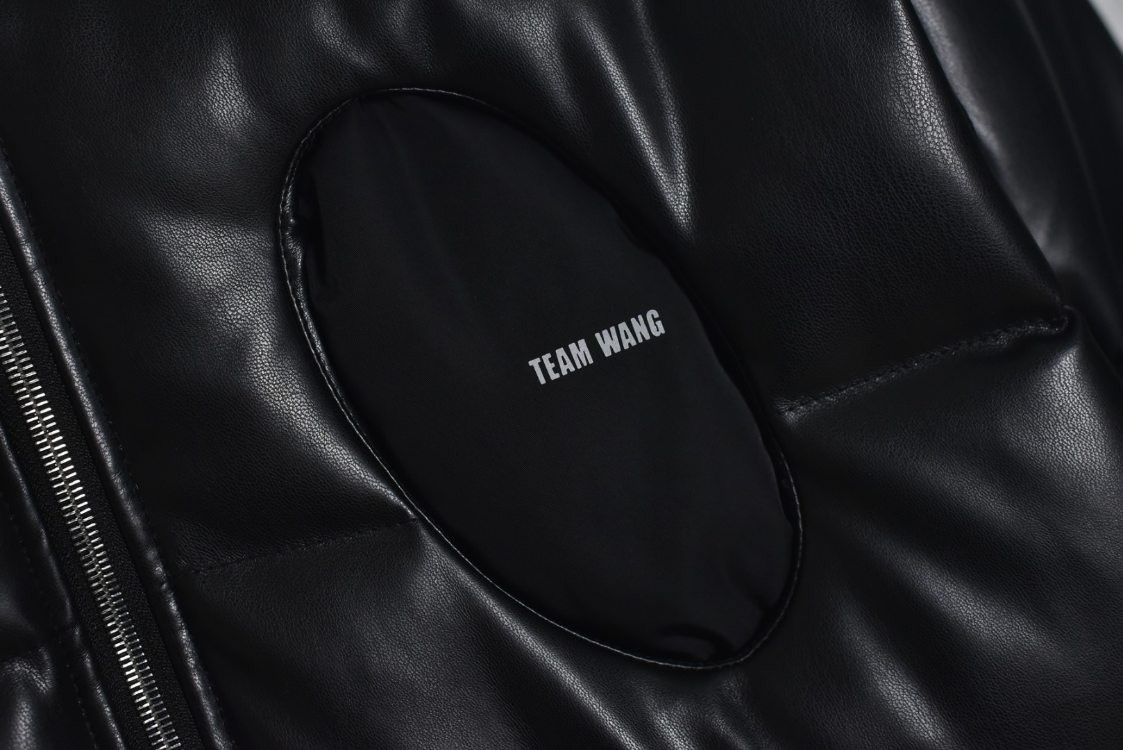 图片[5]-#Team Wang 初代字母皮革立领羽绒服 -内里填充90白鸭绒，0码填充200克，1码填充220克，2码填充240克 -注：皮革材质的羽绒服洗涤需送至干洗店清洗，切记切记切记 一件好的单品应能融入多种生活场景，并易于打理以保持最佳状态，本次推出的羽绒服，可以看作是这一理念在实用主义单品上的投射，内填充物符合新国标90%白鸭绒标准，绒子含量高，蓬松度优异，能有效锁住空气，隔绝寒冷，由专业大厂加工，采用先进工艺严防跑绒。特别定制600克高克重袖子螺纹，确保多次洗涤后袖口仍保持版型，不变形、不松弛，主打利落的短款版型，旨在拉长身材比例，五金件的拉链、拉头、鸡眼等均注重质感，全部开模定制顺滑耐用，充绒量根据尺码递增确保不同体型穿着者都能获得合身的保暖体验，男女同款 尺码：0 1 2-选品中心