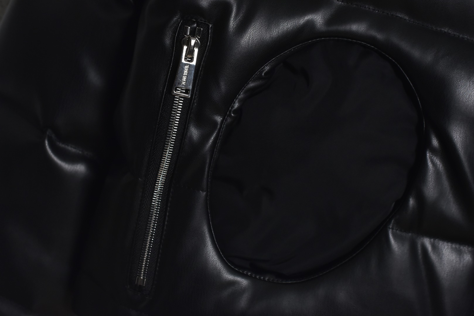 图片[6]-#Team Wang 初代字母皮革立领羽绒服 -内里填充90白鸭绒，0码填充200克，1码填充220克，2码填充240克 -注：皮革材质的羽绒服洗涤需送至干洗店清洗，切记切记切记 一件好的单品应能融入多种生活场景，并易于打理以保持最佳状态，本次推出的羽绒服，可以看作是这一理念在实用主义单品上的投射，内填充物符合新国标90%白鸭绒标准，绒子含量高，蓬松度优异，能有效锁住空气，隔绝寒冷，由专业大厂加工，采用先进工艺严防跑绒。特别定制600克高克重袖子螺纹，确保多次洗涤后袖口仍保持版型，不变形、不松弛，主打利落的短款版型，旨在拉长身材比例，五金件的拉链、拉头、鸡眼等均注重质感，全部开模定制顺滑耐用，充绒量根据尺码递增确保不同体型穿着者都能获得合身的保暖体验，男女同款 尺码：0 1 2-选品中心