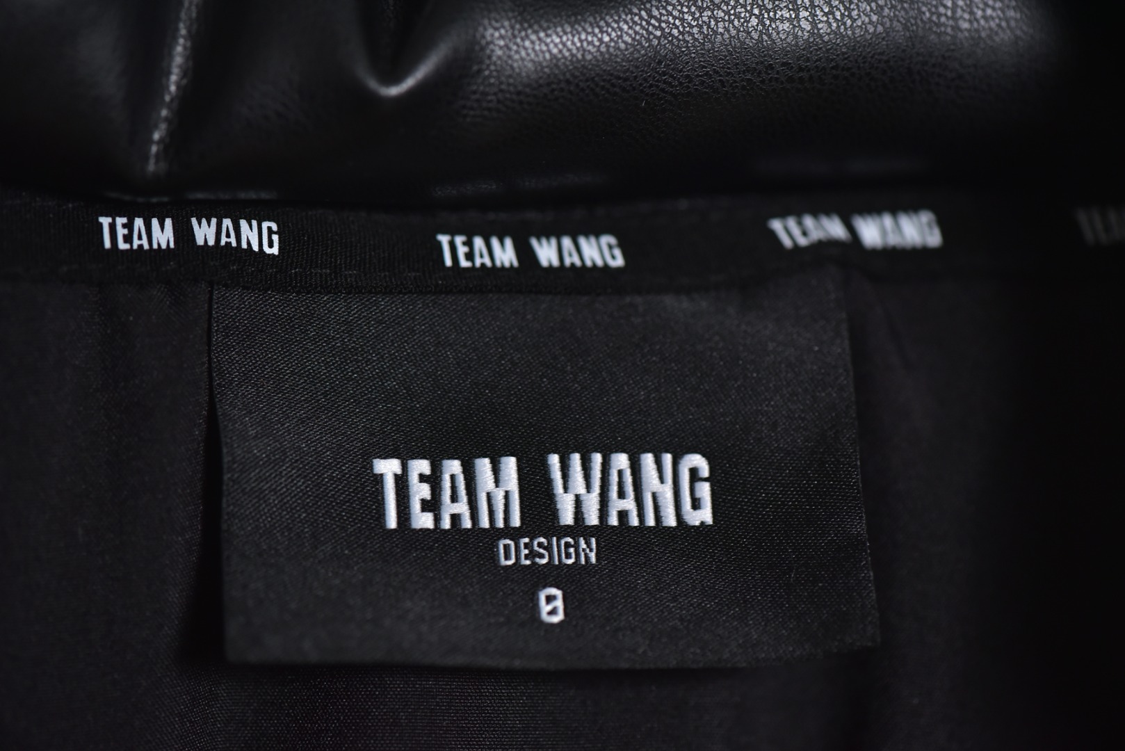 图片[3]-#Team Wang 初代字母皮革立领羽绒服 -内里填充90白鸭绒，0码填充200克，1码填充220克，2码填充240克 -注：皮革材质的羽绒服洗涤需送至干洗店清洗，切记切记切记 一件好的单品应能融入多种生活场景，并易于打理以保持最佳状态，本次推出的羽绒服，可以看作是这一理念在实用主义单品上的投射，内填充物符合新国标90%白鸭绒标准，绒子含量高，蓬松度优异，能有效锁住空气，隔绝寒冷，由专业大厂加工，采用先进工艺严防跑绒。特别定制600克高克重袖子螺纹，确保多次洗涤后袖口仍保持版型，不变形、不松弛，主打利落的短款版型，旨在拉长身材比例，五金件的拉链、拉头、鸡眼等均注重质感，全部开模定制顺滑耐用，充绒量根据尺码递增确保不同体型穿着者都能获得合身的保暖体验，男女同款 尺码：0 1 2-选品中心