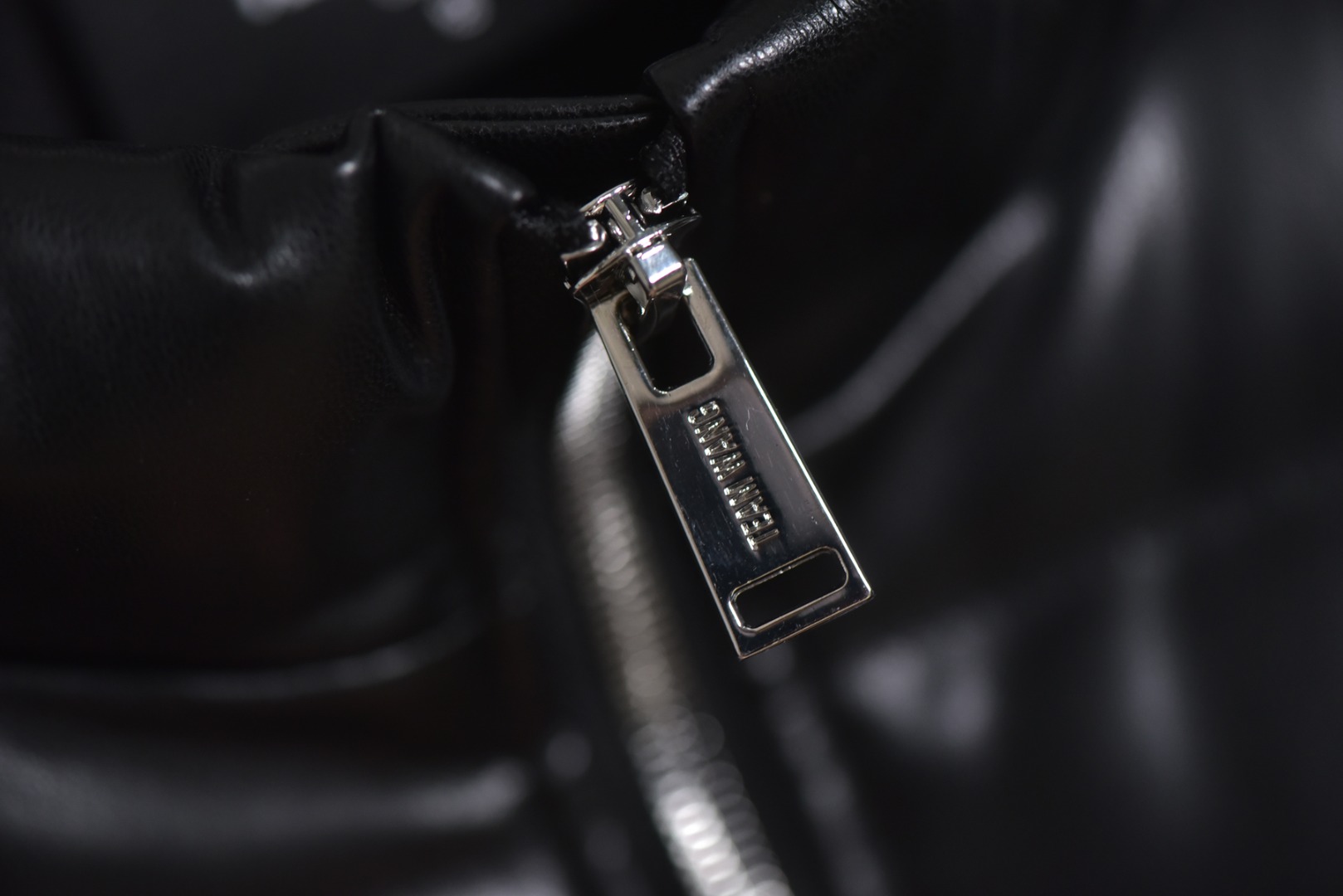 图片[8]-#Team Wang 初代字母皮革立领羽绒服 -内里填充90白鸭绒，0码填充200克，1码填充220克，2码填充240克 -注：皮革材质的羽绒服洗涤需送至干洗店清洗，切记切记切记 一件好的单品应能融入多种生活场景，并易于打理以保持最佳状态，本次推出的羽绒服，可以看作是这一理念在实用主义单品上的投射，内填充物符合新国标90%白鸭绒标准，绒子含量高，蓬松度优异，能有效锁住空气，隔绝寒冷，由专业大厂加工，采用先进工艺严防跑绒。特别定制600克高克重袖子螺纹，确保多次洗涤后袖口仍保持版型，不变形、不松弛，主打利落的短款版型，旨在拉长身材比例，五金件的拉链、拉头、鸡眼等均注重质感，全部开模定制顺滑耐用，充绒量根据尺码递增确保不同体型穿着者都能获得合身的保暖体验，男女同款 尺码：0 1 2-选品中心