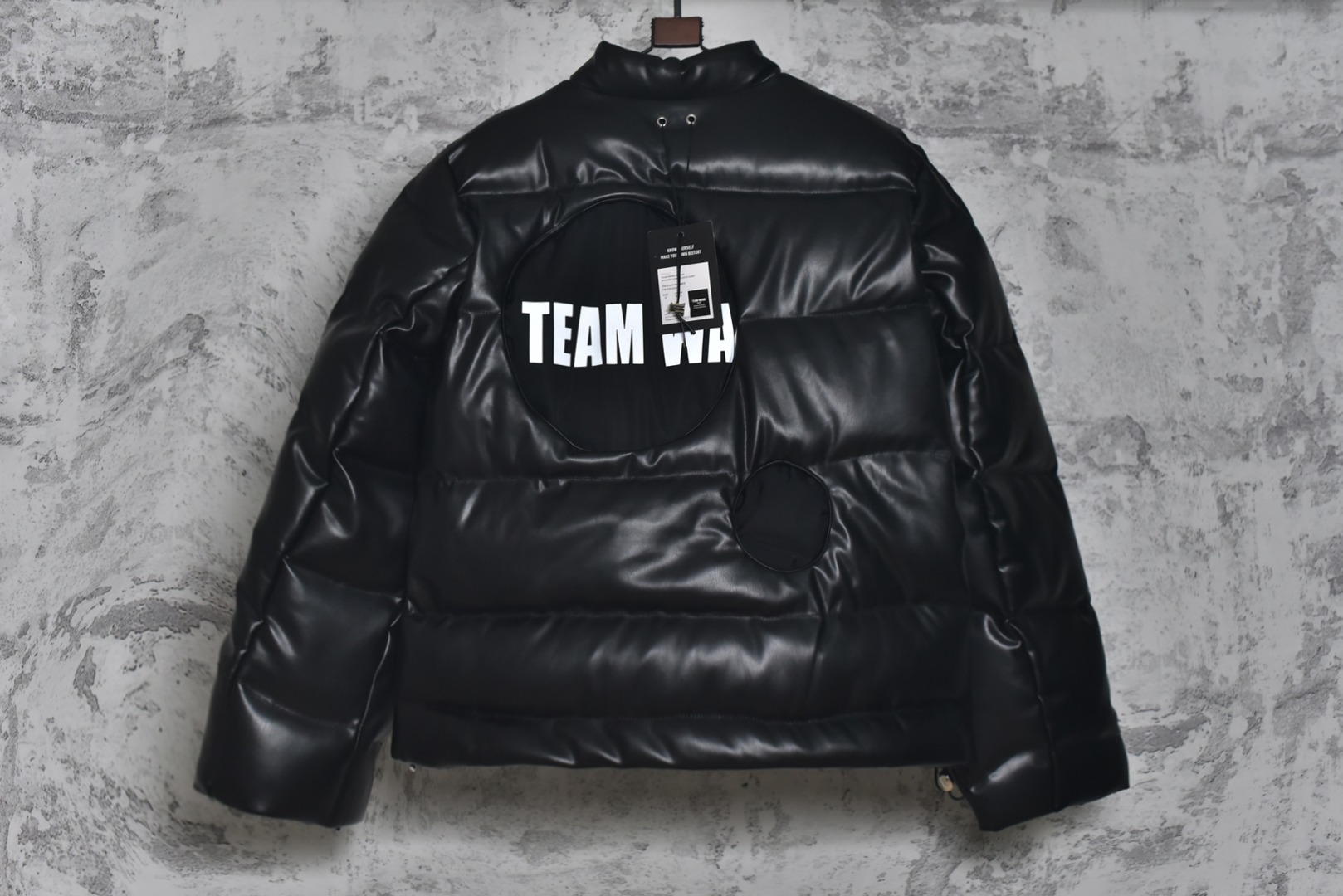 图片[2]-#Team Wang 初代字母皮革立领羽绒服 -内里填充90白鸭绒，0码填充200克，1码填充220克，2码填充240克 -注：皮革材质的羽绒服洗涤需送至干洗店清洗，切记切记切记 一件好的单品应能融入多种生活场景，并易于打理以保持最佳状态，本次推出的羽绒服，可以看作是这一理念在实用主义单品上的投射，内填充物符合新国标90%白鸭绒标准，绒子含量高，蓬松度优异，能有效锁住空气，隔绝寒冷，由专业大厂加工，采用先进工艺严防跑绒。特别定制600克高克重袖子螺纹，确保多次洗涤后袖口仍保持版型，不变形、不松弛，主打利落的短款版型，旨在拉长身材比例，五金件的拉链、拉头、鸡眼等均注重质感，全部开模定制顺滑耐用，充绒量根据尺码递增确保不同体型穿着者都能获得合身的保暖体验，男女同款 尺码：0 1 2-选品中心