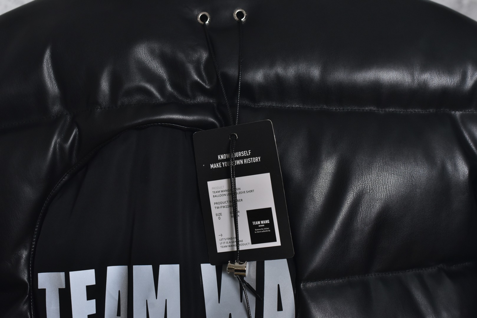图片[9]-#Team Wang 初代字母皮革立领羽绒服 -内里填充90白鸭绒，0码填充200克，1码填充220克，2码填充240克 -注：皮革材质的羽绒服洗涤需送至干洗店清洗，切记切记切记 一件好的单品应能融入多种生活场景，并易于打理以保持最佳状态，本次推出的羽绒服，可以看作是这一理念在实用主义单品上的投射，内填充物符合新国标90%白鸭绒标准，绒子含量高，蓬松度优异，能有效锁住空气，隔绝寒冷，由专业大厂加工，采用先进工艺严防跑绒。特别定制600克高克重袖子螺纹，确保多次洗涤后袖口仍保持版型，不变形、不松弛，主打利落的短款版型，旨在拉长身材比例，五金件的拉链、拉头、鸡眼等均注重质感，全部开模定制顺滑耐用，充绒量根据尺码递增确保不同体型穿着者都能获得合身的保暖体验，男女同款 尺码：0 1 2-选品中心