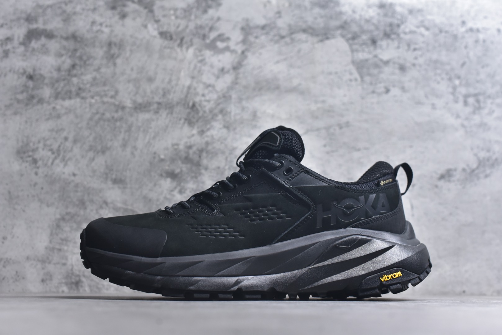 #Hoka One One M KAHA GTX Low 卡哈系列低帮厚底轻量坦克户外登山运动鞋 采用牛巴革与橡胶鞋头打造高度耐磨的支撑型鞋面GORE-TEX防水内靴、Vibram@Megagrip强抓地型外底，为你提供平稳安全的户外体验。 低帮设计轻量有型卡哈低帮GTX沿用了中帮的几何造型和材质，百搭舒适又轻量，更凸显造型优势，轻松玩转四季城市机能潮流。 货号：1118586/BCCG 尺码36-47-选品中心