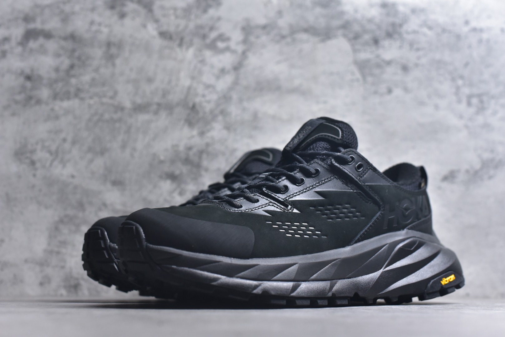 图片[2]-#Hoka One One M KAHA GTX Low 卡哈系列低帮厚底轻量坦克户外登山运动鞋 采用牛巴革与橡胶鞋头打造高度耐磨的支撑型鞋面GORE-TEX防水内靴、Vibram@Megagrip强抓地型外底，为你提供平稳安全的户外体验。 低帮设计轻量有型卡哈低帮GTX沿用了中帮的几何造型和材质，百搭舒适又轻量，更凸显造型优势，轻松玩转四季城市机能潮流。 货号：1118586/BCCG 尺码36-47-选品中心