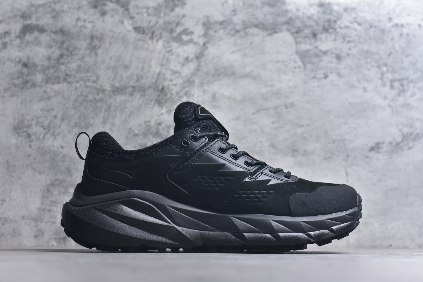 图片[3]-#Hoka One One M KAHA GTX Low 卡哈系列低帮厚底轻量坦克户外登山运动鞋 采用牛巴革与橡胶鞋头打造高度耐磨的支撑型鞋面GORE-TEX防水内靴、Vibram@Megagrip强抓地型外底，为你提供平稳安全的户外体验。 低帮设计轻量有型卡哈低帮GTX沿用了中帮的几何造型和材质，百搭舒适又轻量，更凸显造型优势，轻松玩转四季城市机能潮流。 货号：1118586/BCCG 尺码36-47-选品中心