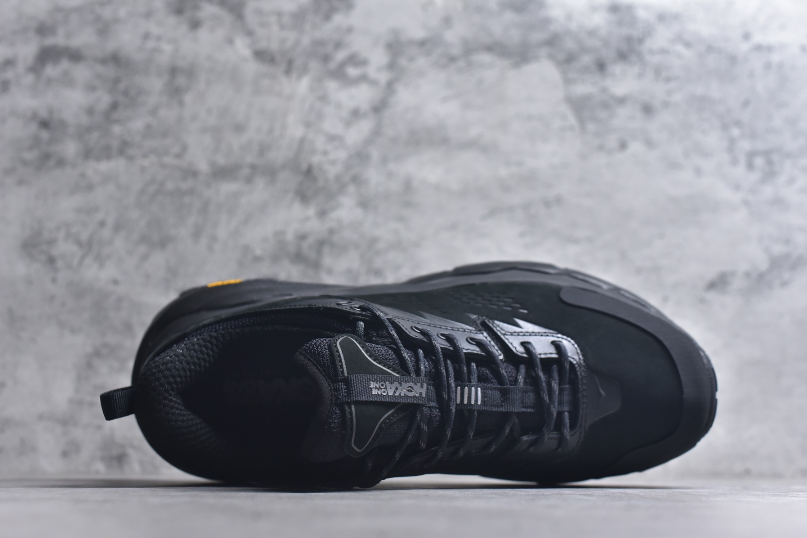图片[4]-#Hoka One One M KAHA GTX Low 卡哈系列低帮厚底轻量坦克户外登山运动鞋 采用牛巴革与橡胶鞋头打造高度耐磨的支撑型鞋面GORE-TEX防水内靴、Vibram@Megagrip强抓地型外底，为你提供平稳安全的户外体验。 低帮设计轻量有型卡哈低帮GTX沿用了中帮的几何造型和材质，百搭舒适又轻量，更凸显造型优势，轻松玩转四季城市机能潮流。 货号：1118586/BCCG 尺码36-47-选品中心