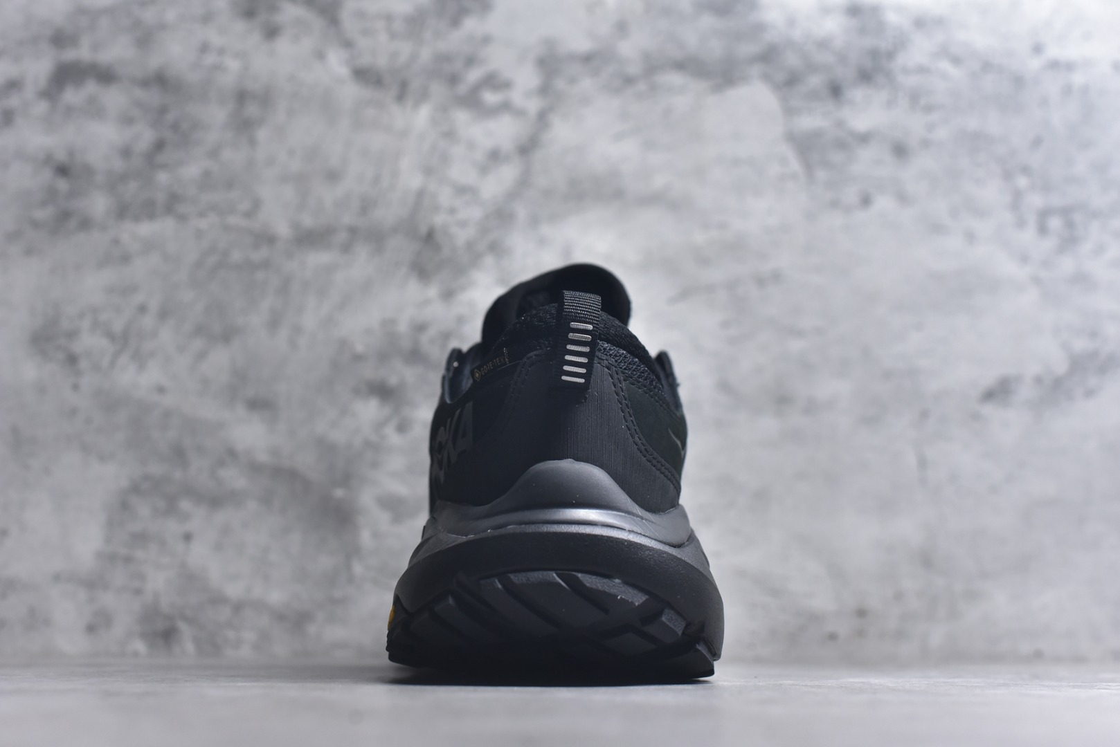 图片[5]-#Hoka One One M KAHA GTX Low 卡哈系列低帮厚底轻量坦克户外登山运动鞋 采用牛巴革与橡胶鞋头打造高度耐磨的支撑型鞋面GORE-TEX防水内靴、Vibram@Megagrip强抓地型外底，为你提供平稳安全的户外体验。 低帮设计轻量有型卡哈低帮GTX沿用了中帮的几何造型和材质，百搭舒适又轻量，更凸显造型优势，轻松玩转四季城市机能潮流。 货号：1118586/BCCG 尺码36-47-选品中心