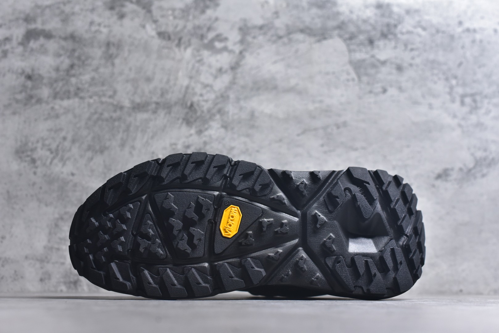 图片[6]-#Hoka One One M KAHA GTX Low 卡哈系列低帮厚底轻量坦克户外登山运动鞋 采用牛巴革与橡胶鞋头打造高度耐磨的支撑型鞋面GORE-TEX防水内靴、Vibram@Megagrip强抓地型外底，为你提供平稳安全的户外体验。 低帮设计轻量有型卡哈低帮GTX沿用了中帮的几何造型和材质，百搭舒适又轻量，更凸显造型优势，轻松玩转四季城市机能潮流。 货号：1118586/BCCG 尺码36-47-选品中心