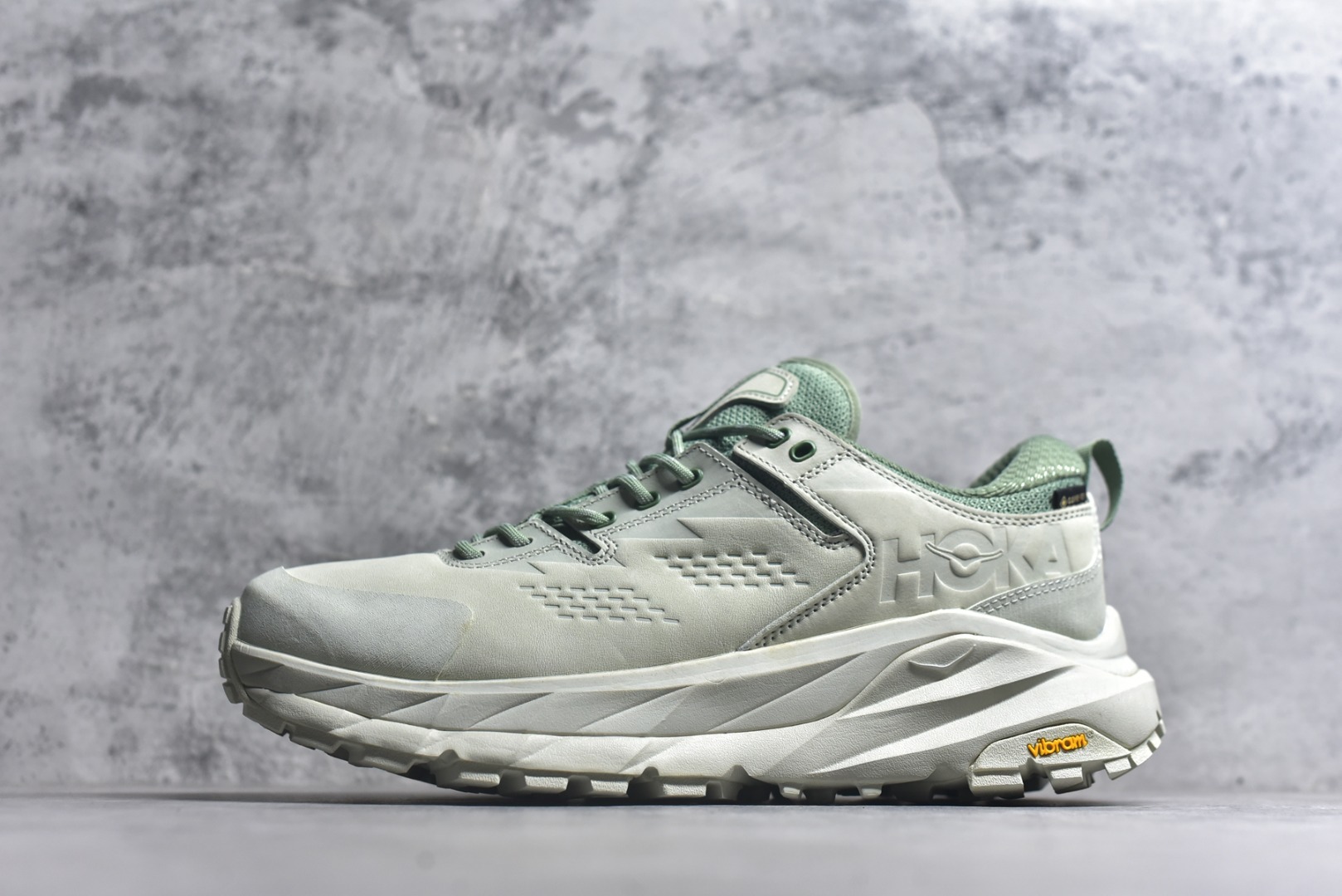 #Hoka One One M KAHA GTX Low 卡哈系列低帮厚底轻量坦克户外登山运动鞋 采用牛巴革与橡胶鞋头打造高度耐磨的支撑型鞋面GORE-TEX防水内靴、Vibram@Megagrip强抓地型外底，为你提供平稳安全的户外体验。 低帮设计轻量有型卡哈低帮GTX沿用了中帮的几何造型和材质，百搭舒适又轻量，更凸显造型优势，轻松玩转四季城市机能潮流。 货号：1123114 / CTBS 尺码36-47-选品中心