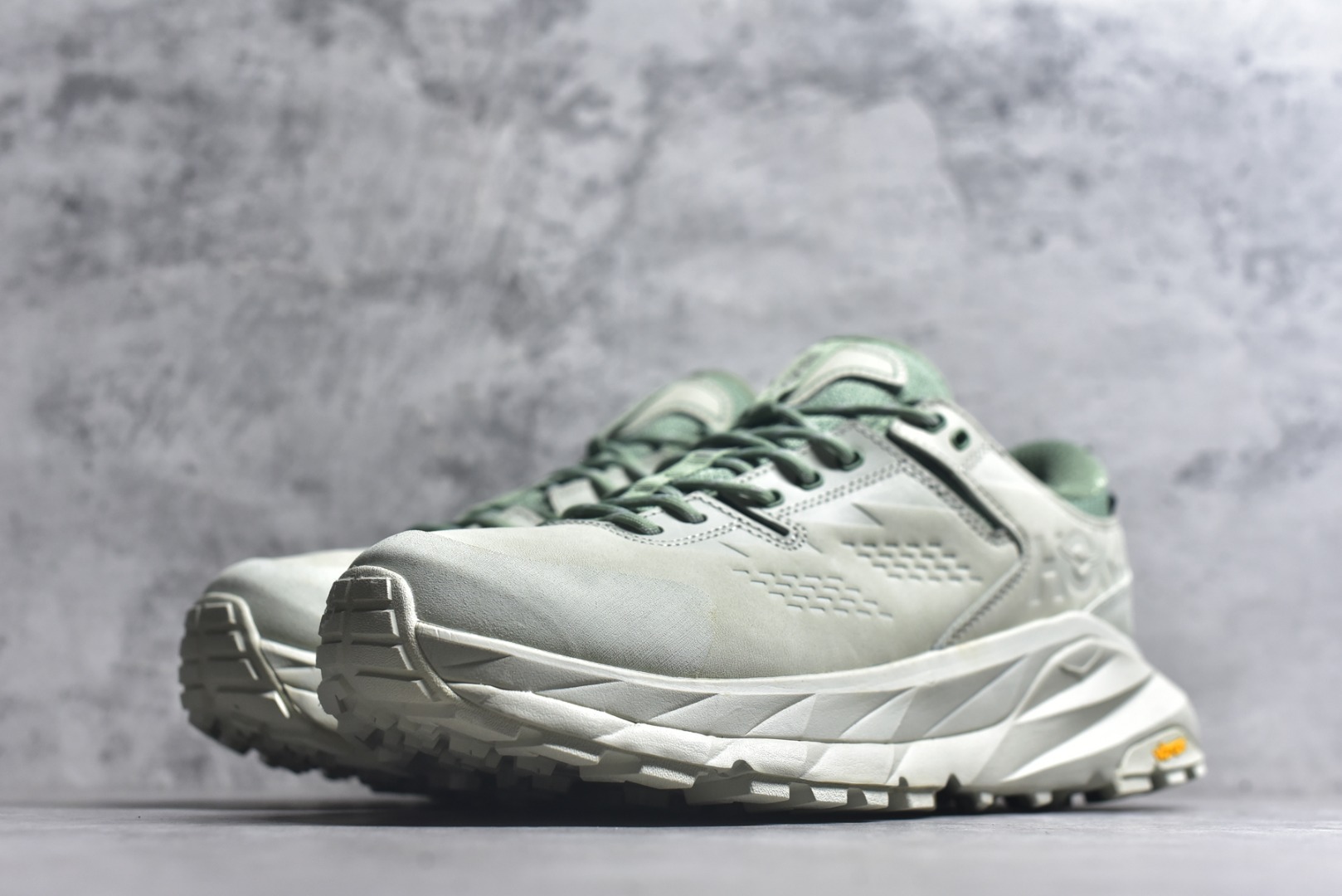 图片[2]-#Hoka One One M KAHA GTX Low 卡哈系列低帮厚底轻量坦克户外登山运动鞋 采用牛巴革与橡胶鞋头打造高度耐磨的支撑型鞋面GORE-TEX防水内靴、Vibram@Megagrip强抓地型外底，为你提供平稳安全的户外体验。 低帮设计轻量有型卡哈低帮GTX沿用了中帮的几何造型和材质，百搭舒适又轻量，更凸显造型优势，轻松玩转四季城市机能潮流。 货号：1123114 / CTBS 尺码36-47-选品中心