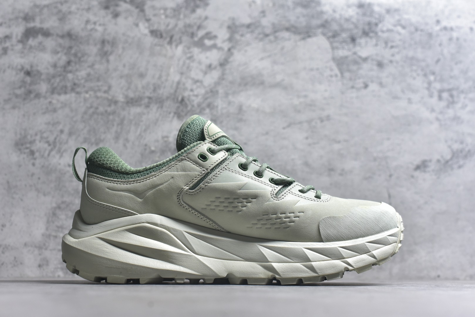 图片[3]-#Hoka One One M KAHA GTX Low 卡哈系列低帮厚底轻量坦克户外登山运动鞋 采用牛巴革与橡胶鞋头打造高度耐磨的支撑型鞋面GORE-TEX防水内靴、Vibram@Megagrip强抓地型外底，为你提供平稳安全的户外体验。 低帮设计轻量有型卡哈低帮GTX沿用了中帮的几何造型和材质，百搭舒适又轻量，更凸显造型优势，轻松玩转四季城市机能潮流。 货号：1123114 / CTBS 尺码36-47-选品中心