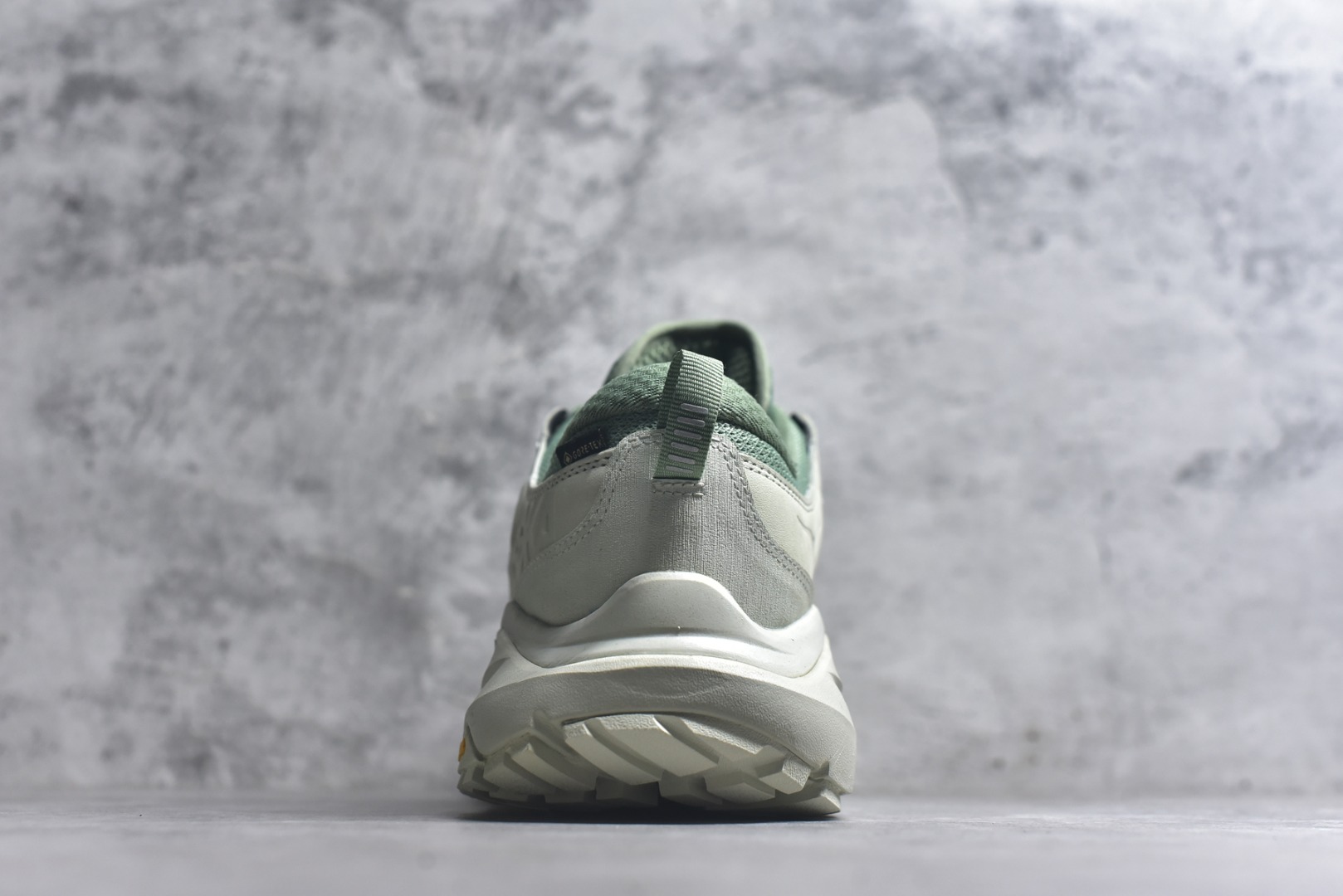 图片[5]-#Hoka One One M KAHA GTX Low 卡哈系列低帮厚底轻量坦克户外登山运动鞋 采用牛巴革与橡胶鞋头打造高度耐磨的支撑型鞋面GORE-TEX防水内靴、Vibram@Megagrip强抓地型外底，为你提供平稳安全的户外体验。 低帮设计轻量有型卡哈低帮GTX沿用了中帮的几何造型和材质，百搭舒适又轻量，更凸显造型优势，轻松玩转四季城市机能潮流。 货号：1123114 / CTBS 尺码36-47-选品中心